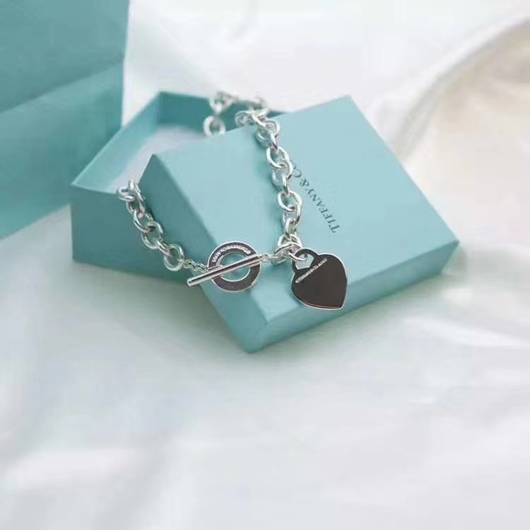 Tiffany & Co. 项链 手链 T家. 心形吊坠针扣粗款手链、项链