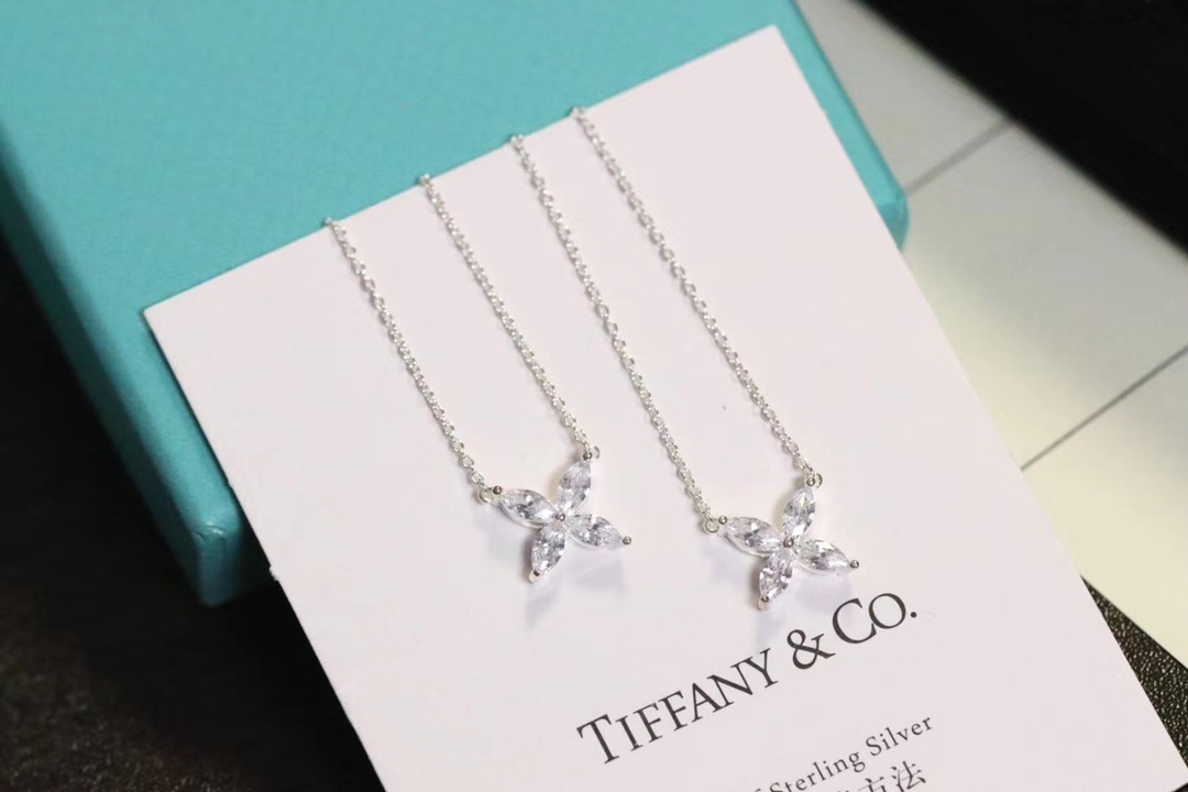 Tiffany & Co. T家 .水滴型四叶草 锁骨项链 纯银