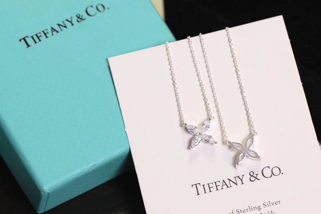 Tiffany & Co. T家 .水滴型四叶草 锁骨项链 纯银