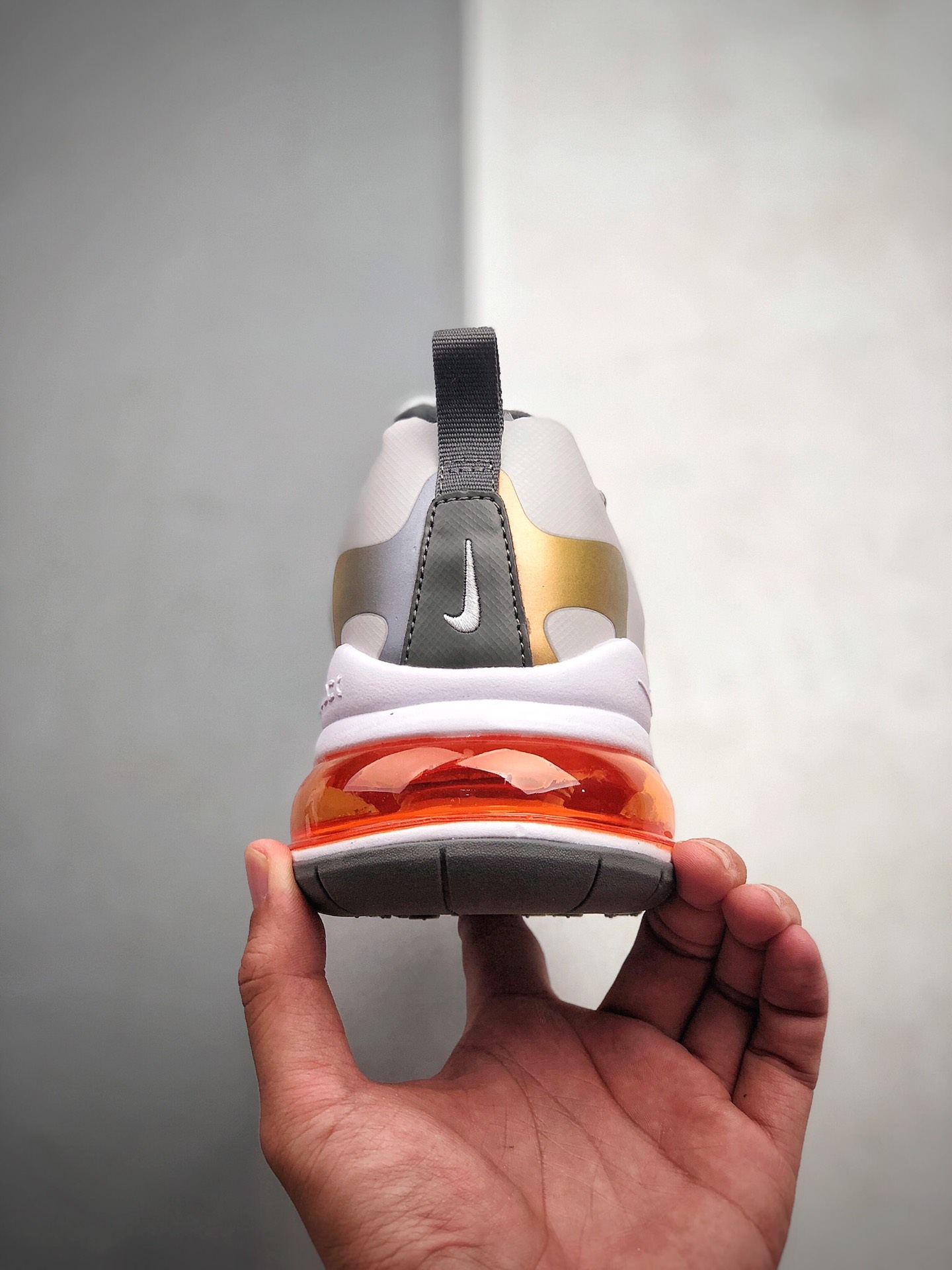 200 公司级 Nike Air Max 270 React缓震气垫运动跑鞋 CD6615-100