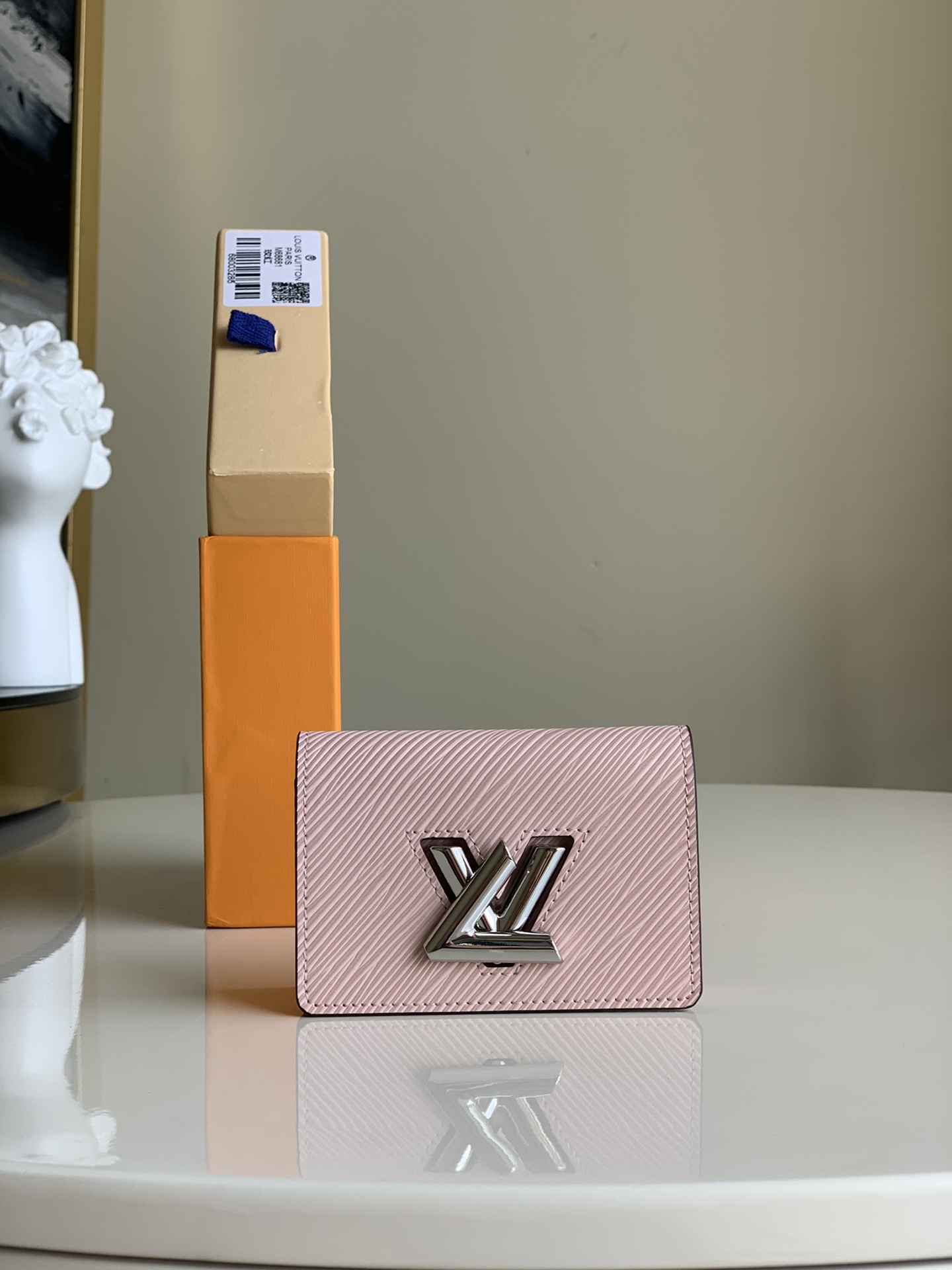 NO:395879,【Exclusive real photo M68681】Twist Multicartes card clip Epi cowhide continues the urban style of Twist handbags. The upright design is like a mini handbag, paired with a pocket Twist twist lock, allowing you to accommodate small items with peace of mind. Size 10.5*7*3 A.,LV [original leather],louis vuitton,cartier,cowhide19860909【独家实拍M68681】Twist Multicartes 卡夹 Epi 牛皮延续 Twist 手袋的都市风尚.直立设计宛如迷你手袋,搭配袖珍 Twist 扭锁,安心容纳随行小物.尺寸10.5*7*3 A.,LV【原厂皮】,louis vuitton,cartier,cowhide,Bag