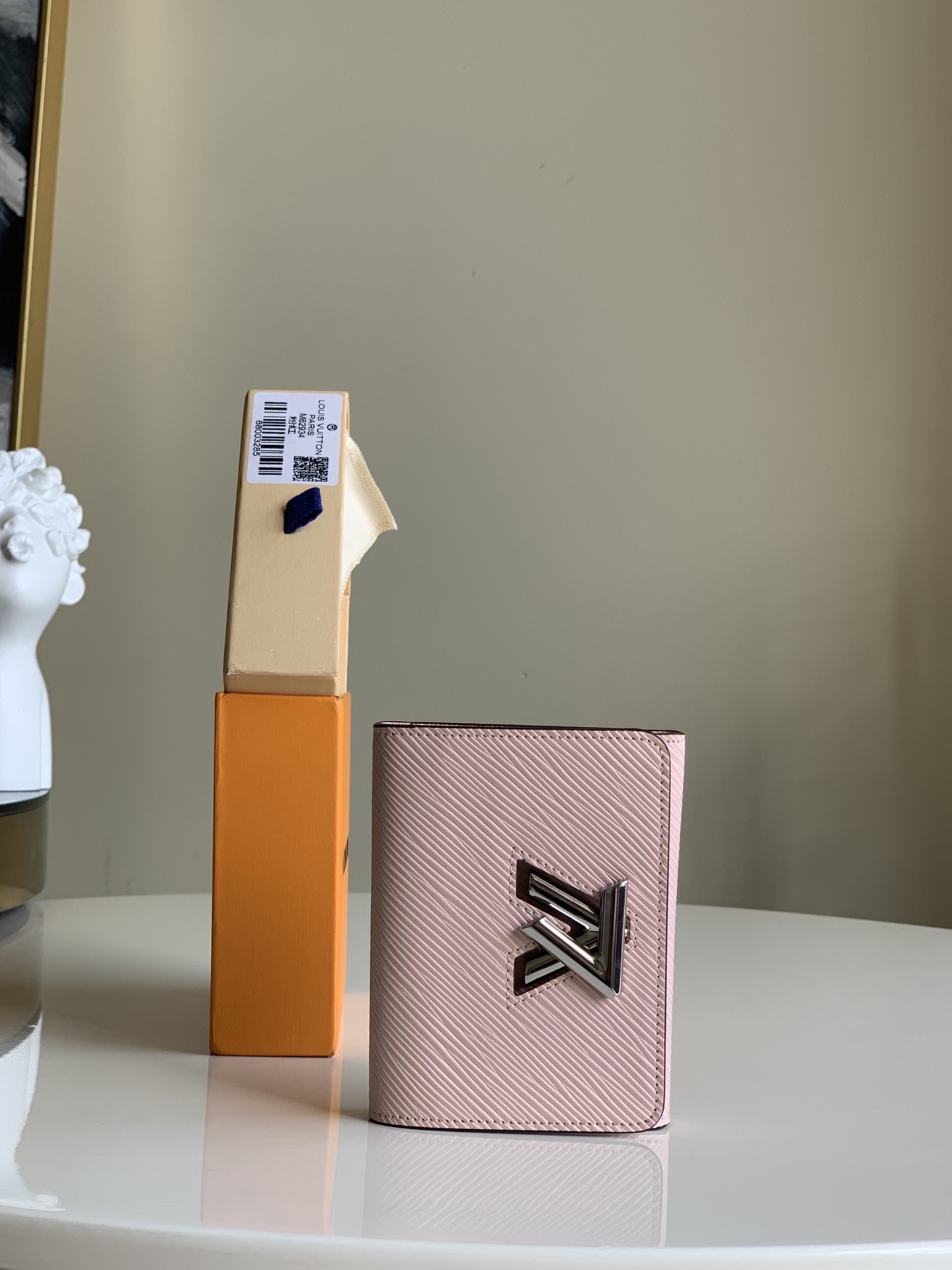 NO:395881,【Exclusive real shot M62934】Twist short money clip is made of Epi leather, explore the greater possibility of a small space, and put various functional designs into your pocket. A pocket LV Twist twist lock conveys the iconic style of the Twist series. 12.0 x 9.5 x 2.5 cm A.,LV [original leather],louis vuitton19860909【独家实拍M62934】Twist 短款钱夹取材 Epi 皮革,探索小巧空间的更大可能,将各式功能性设计收入囊中.一枚袖珍 LV Twist 扭锁传递 Twist 系列的标志性格调. 12.0 x 9.5 x 2.5 cm A.,LV【原厂皮】,louis vuitton,Bag