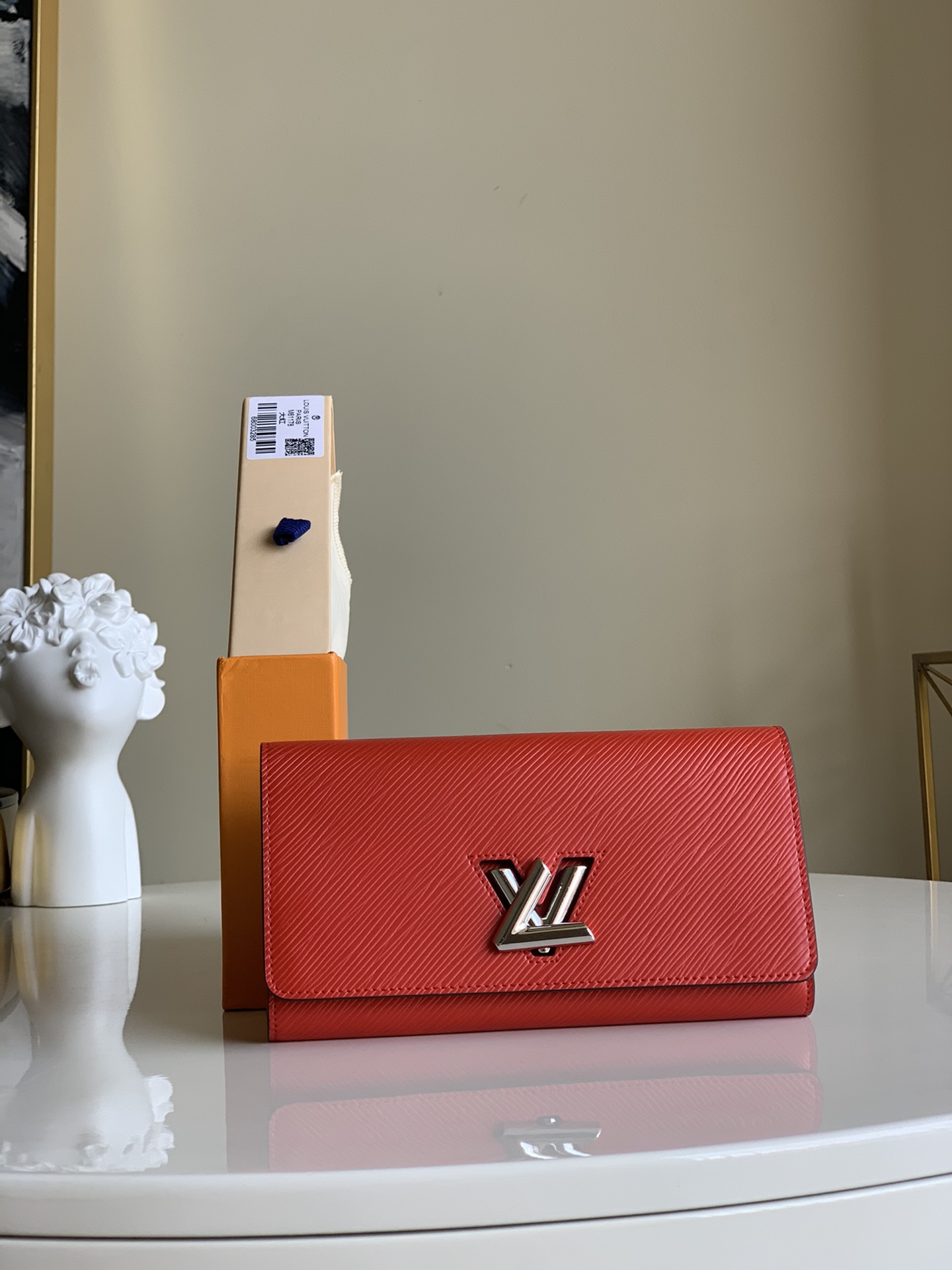 NO:395883,【Exclusive real photo M61179】Made of Epi leather, it combines a clever and practical design with a high sense of fashion to create a different style. The LV Twist wallet adopts a rotary lock design, turning L into V in the crossed shape of fingers. Multiple pocket designs make this wallet both playful and practical. Size: 19.0x 10.5x 2.5 cm A.,LV [original leather],louis vuitton19860909【独家实拍M61179】由Epi皮革制成,将灵巧实用的设计和高度的时尚感融为一体,营造出别样的风格. LV Twist钱夹采用转锁设计,以手指交叉的形态将L转形为V,多个口袋设计让此款钱夹既俏皮又实用.尺寸: 19.0x 10.5x 2.5 cm A.,LV【原厂皮】,louis vuitton,Bag