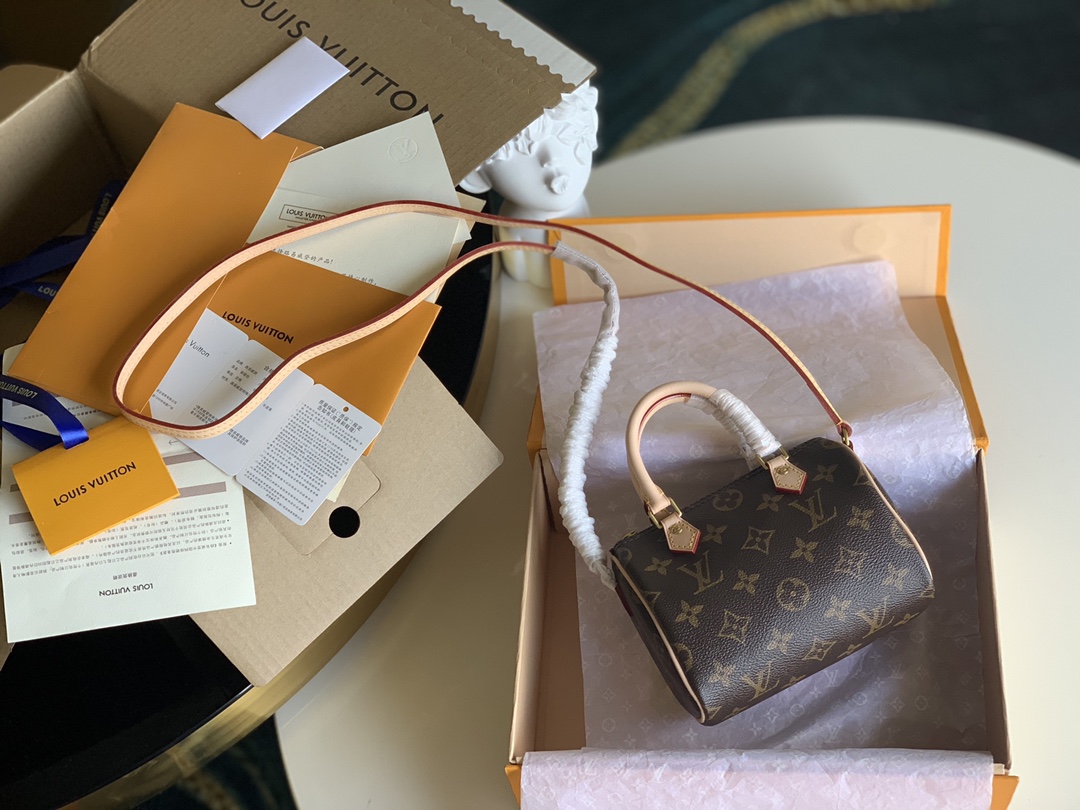 NO:397308,[Exclusive real-life M61252 with pictures and super high-quality packaging] The mini version of the classic king Boston bag is a popular global model as soon as it was launched. The counter is still a difficult-to-find out-of-stock king. The mini version is exquisite and cute, which retains the design and practicality of the pillow, and erases the formality of the big bag. It looks casual and natural, and is simple and all street shots. The mini version looks small and exquisite, but the capacity is not polite. The mobile phone, wallet, key and cosmetics that are essential for daily life can be easily stored. The upper body is full of fashion and beauty, and the first choice for daily wear!  Size 16 x 11 x 9cm This long-term reward price private chat, LV [original leather], louis vuitton19860909【独家实拍M61252配图片超精品包装】 经典王波士顿包的迷你版,一推出就风靡全球的爆款,推出至今专柜仍是一包难求的断货王. 迷你版就是精致可爱,即保留了枕士顿的设计感和实用性,又抹去了大包的正式感.显得随性又自然,简简单单都是街拍款. 迷你版看着小巧玲珑,但容量完全没在客气的,日常生活必备的手机、钱夹、钥匙和美妆用品轻松收纳有余.上身充满时尚靓丽感,日常穿搭首选！ 尺寸16 x 11 x 9cm 此款长期回馈价私聊,LV【原厂皮】,louis vuitton,Bag