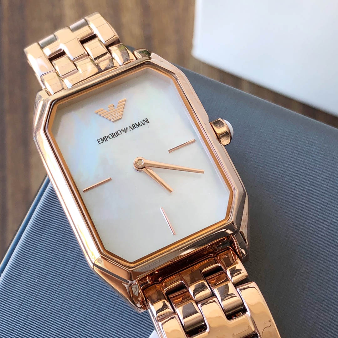 Armani 阿玛尼钢带女士手表型号AR11147玫瑰金钢带石英表,316精钢表带,白色贝母表盘,有光的时候是彩色的,矿物质玻璃镜面,蝴蝶双按扣,设计超级精致,表盘表链都都十分简约大气,整个气质马上不一样了,小红书剁手款,美腻的不行不行.