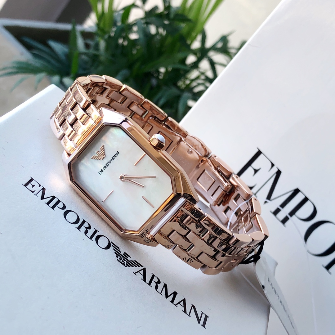 Armani 阿玛尼钢带女士手表型号AR11147玫瑰金钢带石英表,316精钢表带,白色贝母表盘,有光的时候是彩色的,矿物质玻璃镜面,蝴蝶双按扣,设计超级精致,表盘表链都都十分简约大气,整个气质马上不一样了,小红书剁手款,美腻的不行不行.