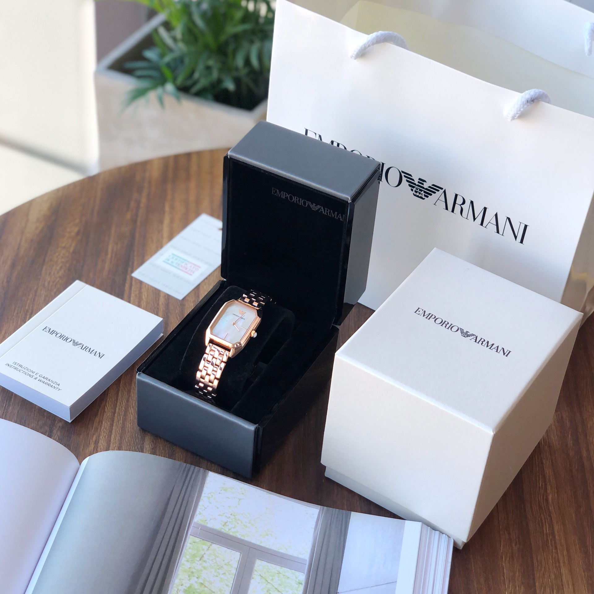 Armani 阿玛尼钢带女士手表型号AR11147玫瑰金钢带石英表,316精钢表带,白色贝母表盘,有光的时候是彩色的,矿物质玻璃镜面,蝴蝶双按扣,设计超级精致,表盘表链都都十分简约大气,整个气质马上不一样了,小红书剁手款,美腻的不行不行!