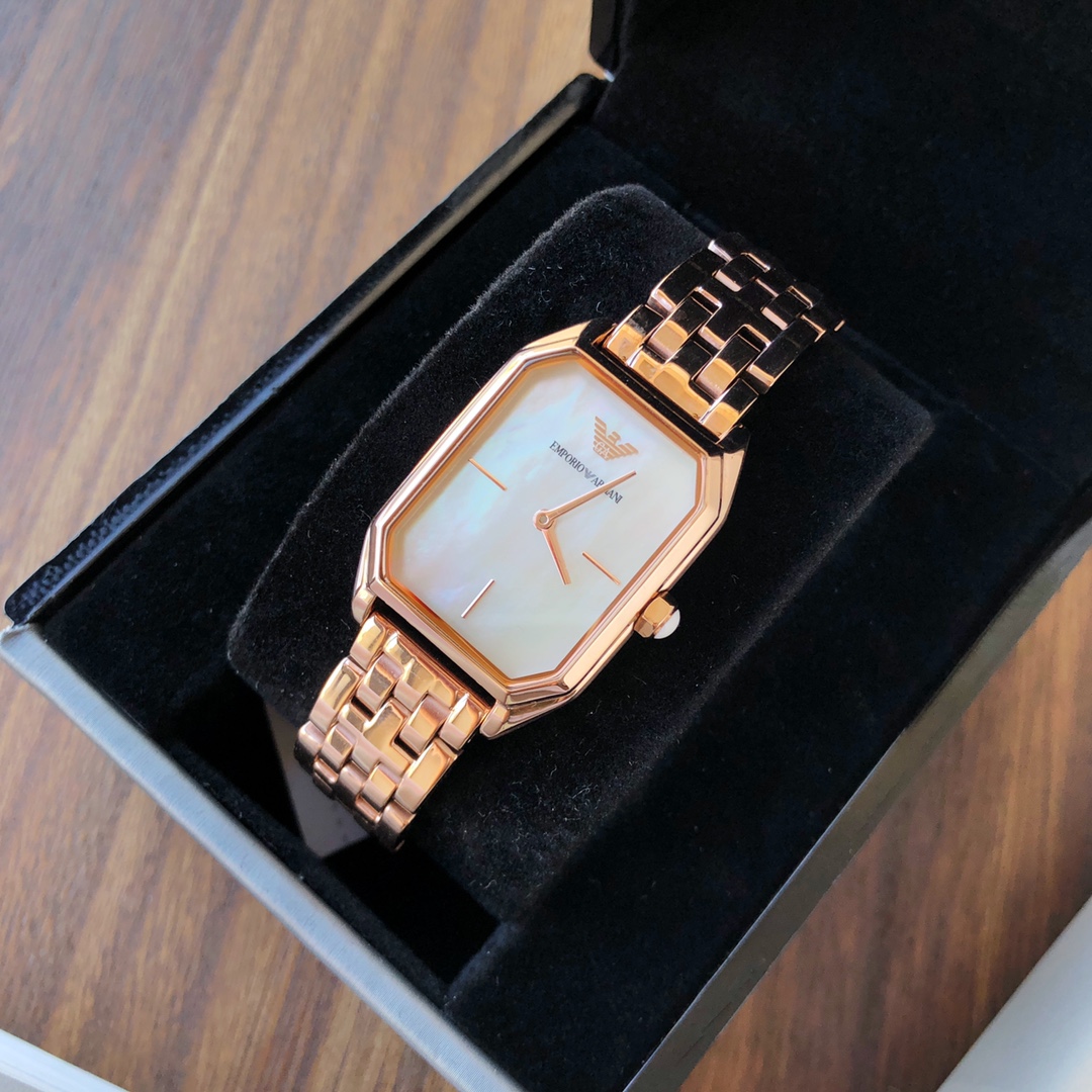 Armani 阿玛尼钢带女士手表型号AR11147玫瑰金钢带石英表,316精钢表带,白色贝母表盘,有光的时候是彩色的,矿物质玻璃镜面,蝴蝶双按扣,设计超级精致,表盘表链都都十分简约大气,整个气质马上不一样了,小红书剁手款,美腻的不行不行.