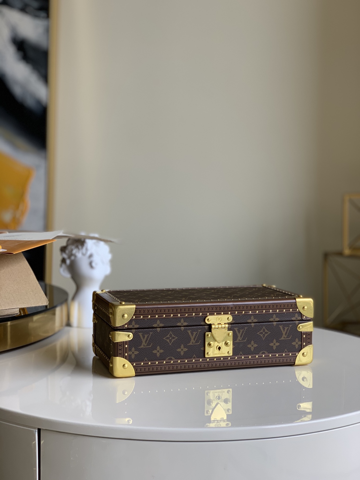 NO:395868,【Exclusive real photo M20039 with pictures and super high-quality packaging】 8-pack watch box This 8-pack watch box is made of classic Monogram canvas. It can be easily stored from the safe to suitcase and comes with a removable plate to hide valuables. The counter is expected to be made in three months. size: 34x13x18cm - Monogram canvas, natural cowhide, microfiber lining - bronze gold metal accessories - S-shaped locks and keys - removable watch pads - leather trim fixed with rivets, bronze gold metal corners - can accommodate 8 watches - solid wood bottom structure K.,LV [original leather],louis vuitton,cowhide19860909【独家实拍M20039配图片超精品包装】 8只装腕表盒 这款8表装表盒以经典的Monogram帆布制成.它可便利地从保险箱存放到手提箱中,并配有一个可拆卸盘用于隐藏贵重物品. 专柜此款产品预计制作时间为三个月. size:34x13x18cm - Monogram帆布、天然牛皮饰边、超细纤维内衬 - 古铜金色金属配件 - S形锁扣及钥匙 - 可拆卸表垫 - 皮革饰边以铆钉固定,古铜金色金属包角 - 可容纳8只腕表 - 实木底结构 K.,LV【原厂皮】,louis vuitton,cowhide,Bag