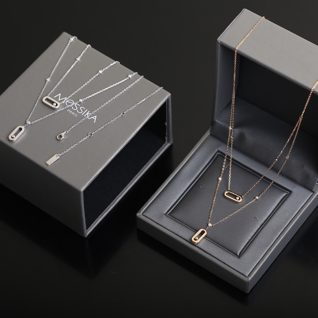 NO:633857,Swan neck comes standard!  M*essika Move double-chain necklace is the most romantic series. It uses a simple glossy rectangle to present a three-dimensional effect, and the interlacing of horizontal and vertical lines shows elegance. The unique design is highlighted by a single crystal embellishment, making it more refined!  It can be matched with any mid-length chain and is a very worthwhile item!  88280,,necklace,Cardia high-end jewelry19860909天鹅颈标配！ M*essika 梅 西 卡 Move双链项链 最具浪漫气息的系列.以简约光面长方形来呈现立体感,横竖交错间尽显优雅,通过单颗水晶点缀凸显设计的独特,使其更具精致感！与任何中长链搭配都能互相契合,非常值得入手单品！88280,,necklace,卡迪亚高端饰品,Jewelry