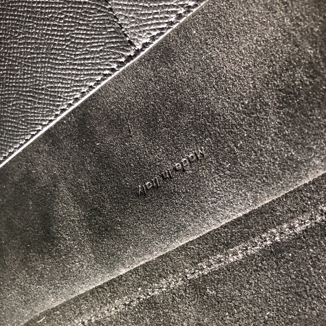 鲶鱼包，黑色手掌纹，女王手袋BELT手袋鲶鱼包可拆卸肩带，可肩背。翻盖下为拉链闭合。后外部拉链口袋。磨砂