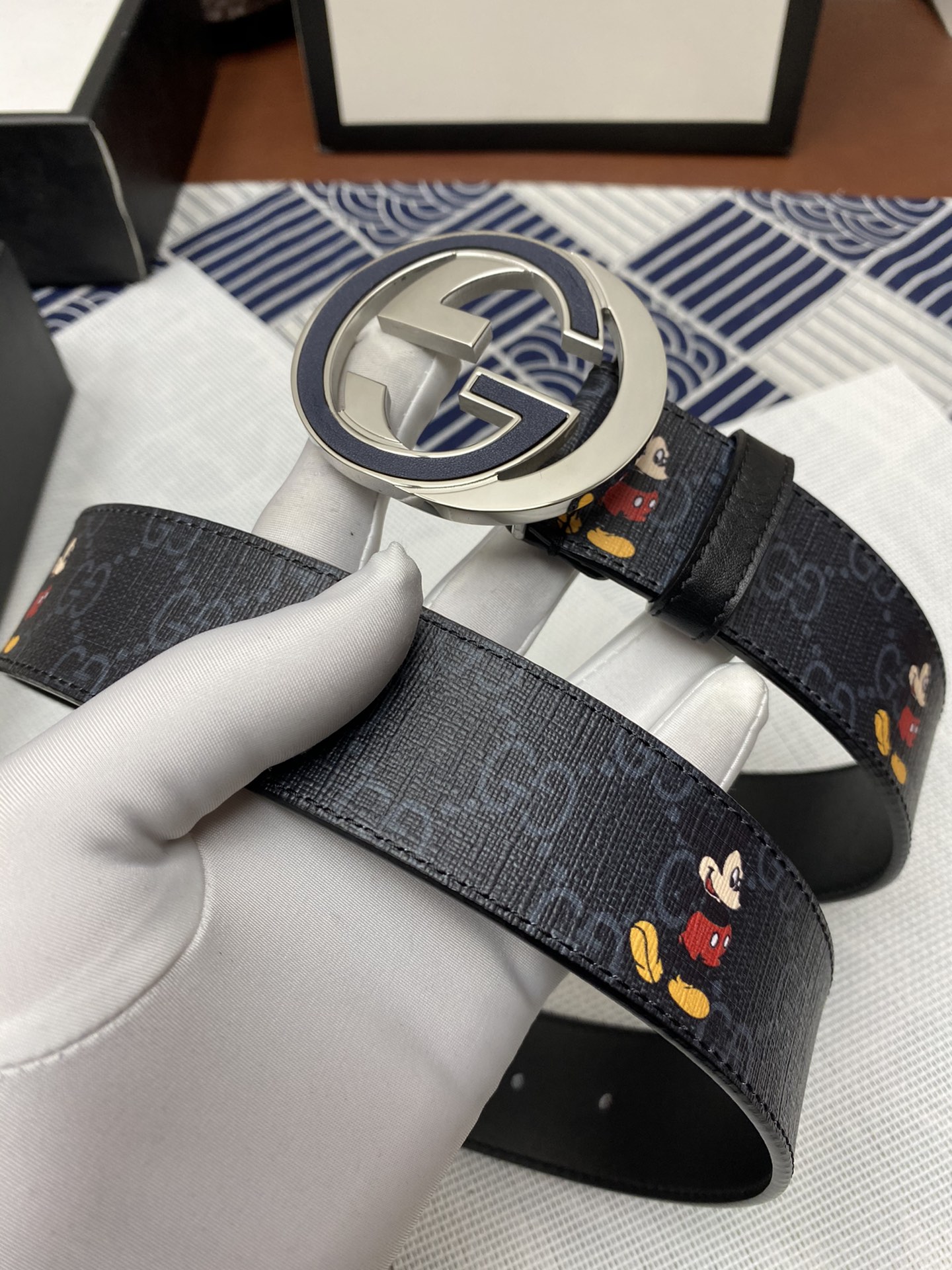 古驰:面料头层牛皮接尾,内衬头层小牛皮底,搭配扣,宽度3.8cm 2