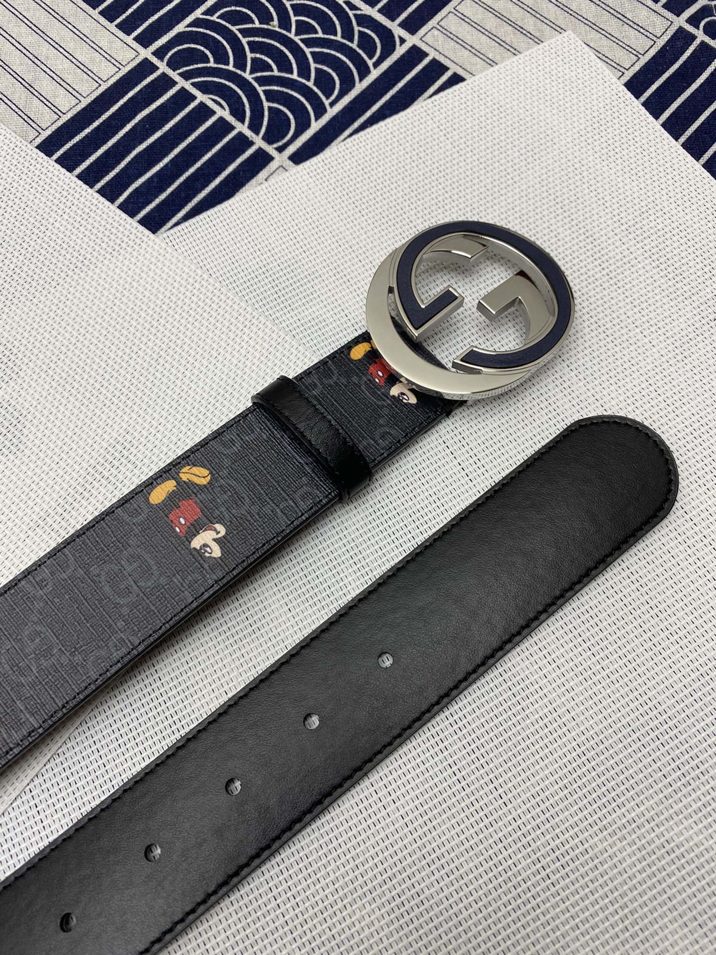 古驰:面料头层牛皮接尾,内衬头层小牛皮底,搭配扣,宽度3.8cm 7