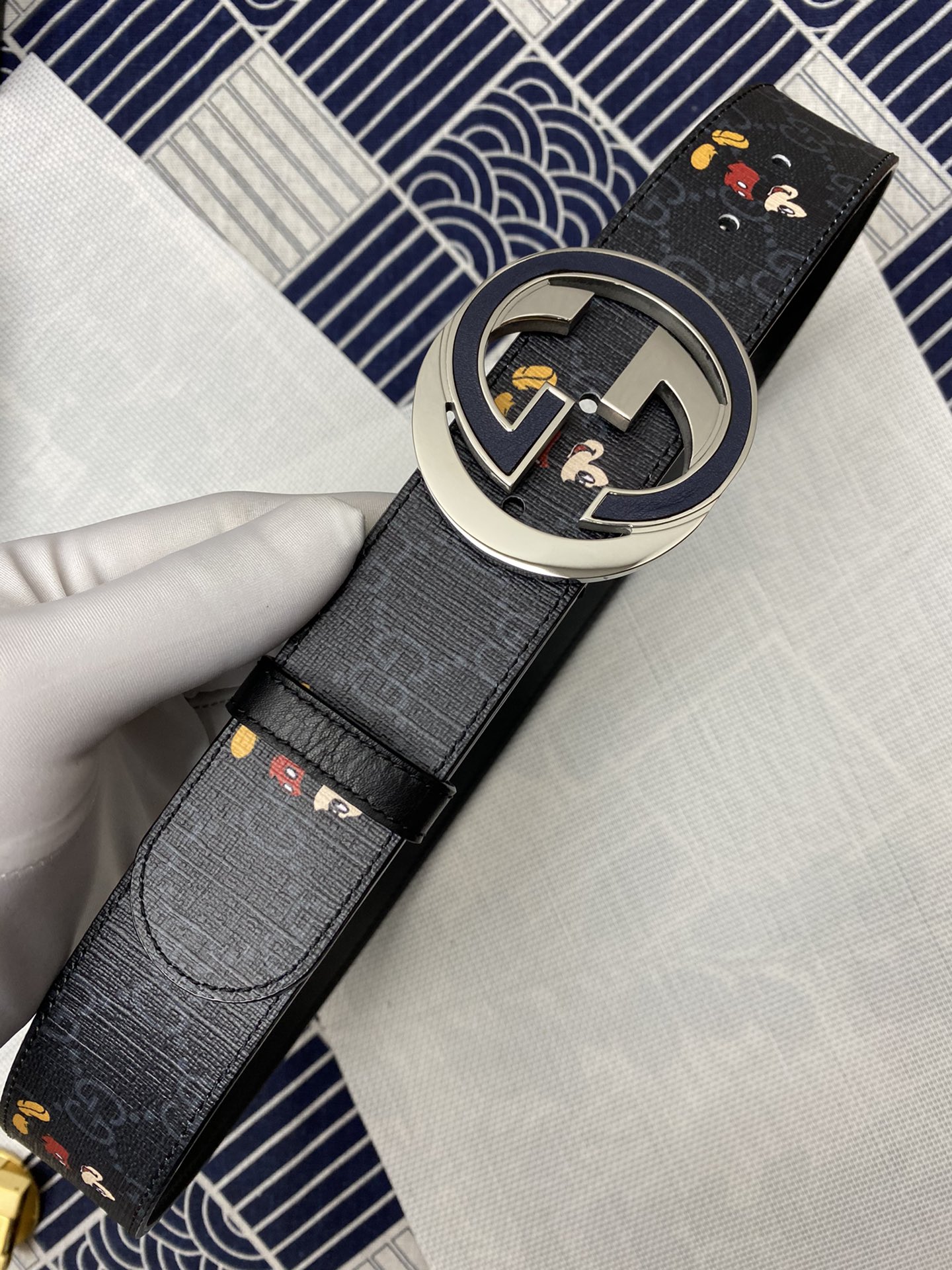 古驰:面料头层牛皮接尾,内衬头层小牛皮底,搭配扣,宽度3.8cm 5