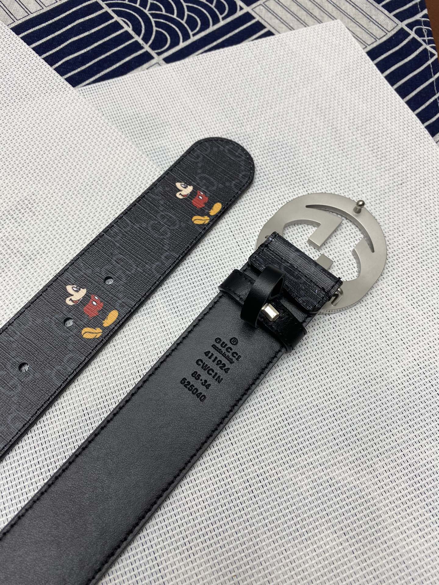 古驰:面料头层牛皮接尾,内衬头层小牛皮底,搭配扣,宽度3.8cm 8