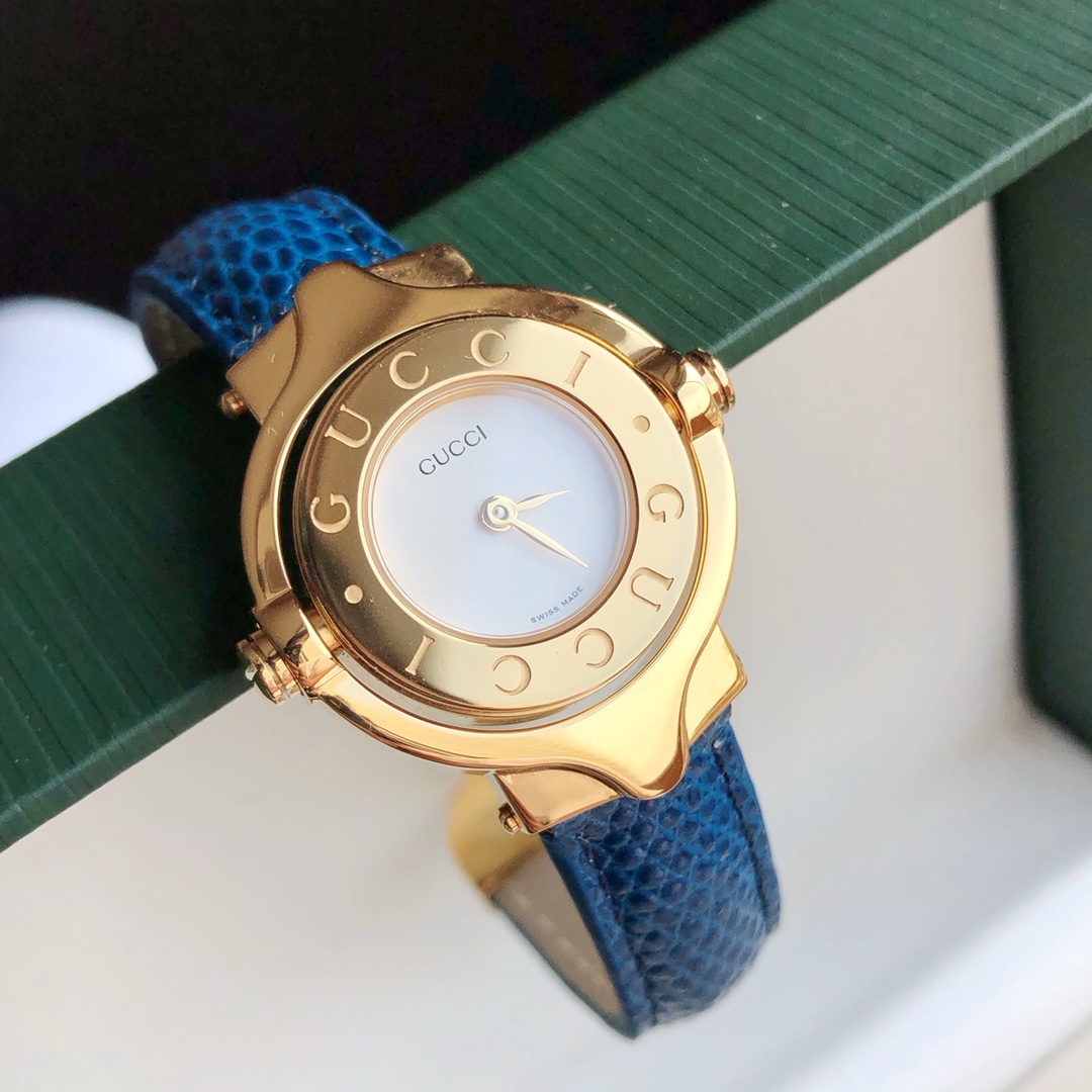 NO:944742,Batch time as you like - Gucci vintage women's watch  The retro trend has been very popular in recent years, and both clothing, shoes and watches are particularly popular. This vintage series of Gucci women's watches have been sold out in various second-hand stores in Osaka, Japan. The popularity can be imagined, so I started to collect early lizard skins and some accessories. It took more than a year to assemble the watch. You can imagine the difficulty. The biggest highlight of this watch is that one side of it is  The other side of the watch can be used as a bracelet, and both sides can be flipped and worn. Both sides are eye-catching. The seemingly simple style also exudes charming charm, just like a very expensive and elegant antique, recording classics and years. Compared with those popular models that are hard to buy, retro is definitely your first choice. You don’t have to worry about bumping the style when you take it out. Girls who like retro style must buy it. It will be difficult to find a buyer to buy this watch in the future!  Don't miss it!  Note that we are pairing it with an early original Gucci green watch box, not the current white box, so you don’t have to worry about giving it as a gift!  ,,gucci,bracelet19860909批 时光随心—— Gucci vintage女表 这几年复古风吹的好大,无论是服装鞋子还是手表都特别受欢迎.而这款vintage系列的Gucci女表已经在日本大阪各个中古店全部卖断货,火爆程度可想而知,所以开始到处收罗早期的蜥蜴皮,和一些配件花了一年多的时间才把成表装出来,难度可想而知.这款手表最大的亮点就是它一面是手表,另外一面可以做手镯,两面可以翻转佩戴,双面都很吸睛,看似简单的款式却也散发着迷人的魅力,就像一个好贵而淡雅的古董,记录着经典与岁月.比起那些挤破头也买不到的爆款,复古绝对是你的首选,完全不用担心带出去会撞款,喜欢复古风的姑娘们一定要入,以后找买手都很难买到这款啦！不要错过！注意我们搭配的是早期的原厂Gucci绿色表盒,不是当下的白色盒,送礼完全不用担心哒！,,gucci,bracelet,Watch