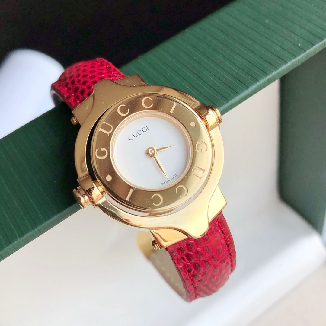 NO:146180,Comment: Time is at your heart—Gucci vintage women's watch  The retro style has been very popular in recent years, both clothing, shoes and watches are particularly popular. The vintage series Gucci women's watch has been sold out in various medieval stores in Osaka, Japan, and the popularity can be imagined. So it took more than a year to collect early lizard skins and some accessories to install the watch. The difficulty can be imagined. The biggest highlight of this watch is that it is a watch on one side and a bracelet on the other side. Both sides can be flipped and worn. Both sides are very eye-catching. The seemingly simple style also exudes charming charm, just like a very expensive and elegant antique, recording classics and years. Compared to those popular models that can’t be bought even if you can’t buy them, retro is definitely your first choice. There is no need to worry about bringing it out and it is necessary to buy this one. Girls who like retro style must enter. It will be difficult for buyers to buy this one in the future!  Don't miss it!  Note that we matched it with the early original Gucci green watch box, not the current white box, so don’t worry about giving gifts!  ,gucci,bracelet19860909批:时光随心—— Gucci vintage女表 这几年复古风吹的好大,无论是服装鞋子还是手表都特别受欢迎.而这款vintage系列的Gucci女表已经在日本大阪各个中古店全部卖断货,火爆程度可想而知,所以开始到处收罗早期的蜥蜴皮,和一些配件花了一年多的时间才把成表装出来,难度可想而知.这款手表最大的亮点就是它一面是手表,另外一面可以做手镯,两面可以翻转佩戴,双面都很吸睛,看似简单的款式却也散发着迷人的魅力,就像一个好贵而淡雅的古董,记录着经典与岁月.比起那些挤破头也买不到的爆款,复古绝对是你的首选,完全不用担心带出去会撞款,喜欢复古风的姑娘们一定要入,以后找买手都很难买到这款啦！不要错过！注意我们搭配的是早期的原厂Gucci绿色表盒,不是当下的白色盒,送礼完全不用担心哒！,,gucci,bracelet,Watch