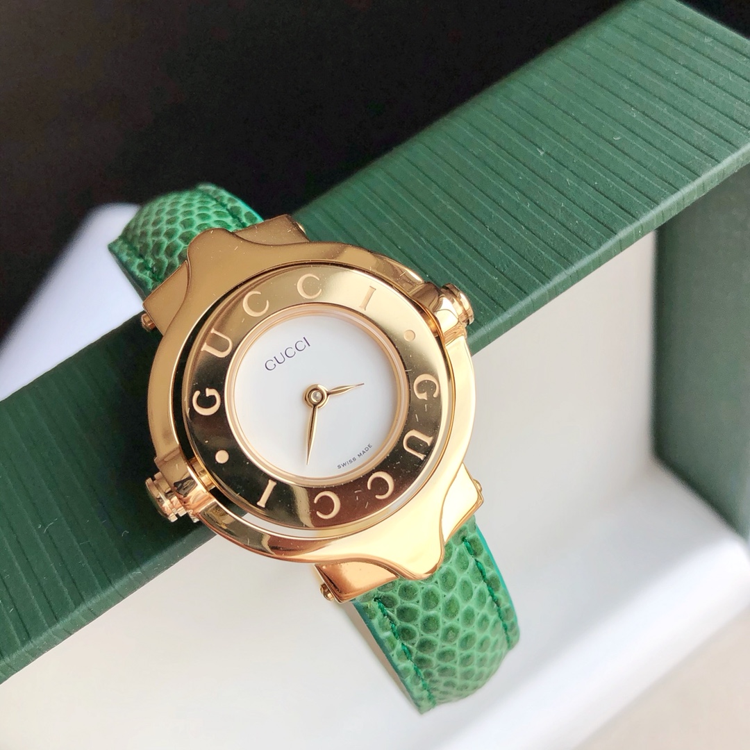 NO:944731,Batch: Time goes as you please - Gucci vintage women's watch  The retro trend has been very popular in recent years, and both clothing, shoes and watches are particularly popular. This vintage series of Gucci women's watches have been sold out in various second-hand stores in Osaka, Japan. The popularity can be imagined, so I started to collect early lizard skins and some accessories. It took more than a year to assemble the watch. You can imagine the difficulty. The biggest highlight of this watch is that one side of it is  The other side of the watch can be used as a bracelet, and both sides can be flipped and worn. Both sides are eye-catching. The seemingly simple style also exudes charming charm, just like a very expensive and elegant antique, recording classics and years. Compared with those popular models that are hard to buy, retro is definitely your first choice. You don’t have to worry about bumping the style when you take it out. Girls who like retro style must buy it. It will be difficult to find a buyer to buy this watch in the future!  Don't miss it!  Note that we are pairing it with an early original Gucci green watch box, not the current white box, so you don’t have to worry about giving it as a gift!  ,,gucci,bracelet19860909批: 时光随心——Gucci vintage女表 这几年复古风吹的好大,无论是服装鞋子还是手表都特别受欢迎.而这款vintage系列的Gucci女表已经在日本大阪各个中古店全部卖断货,火爆程度可想而知,所以开始到处收罗早期的蜥蜴皮,和一些配件花了一年多的时间才把成表装出来,难度可想而知.这款手表最大的亮点就是它一面是手表,另外一面可以做手镯,两面可以翻转佩戴,双面都很吸睛,看似简单的款式却也散发着迷人的魅力,就像一个好贵而淡雅的古董,记录着经典与岁月.比起那些挤破头也买不到的爆款,复古绝对是你的首选,完全不用担心带出去会撞款,喜欢复古风的姑娘们一定要入,以后找买手都很难买到这款啦！不要错过！注意我们搭配的是早期的原厂Gucci绿色表盒,不是当下的白色盒,送礼完全不用担心哒！,,gucci,bracelet,Watch