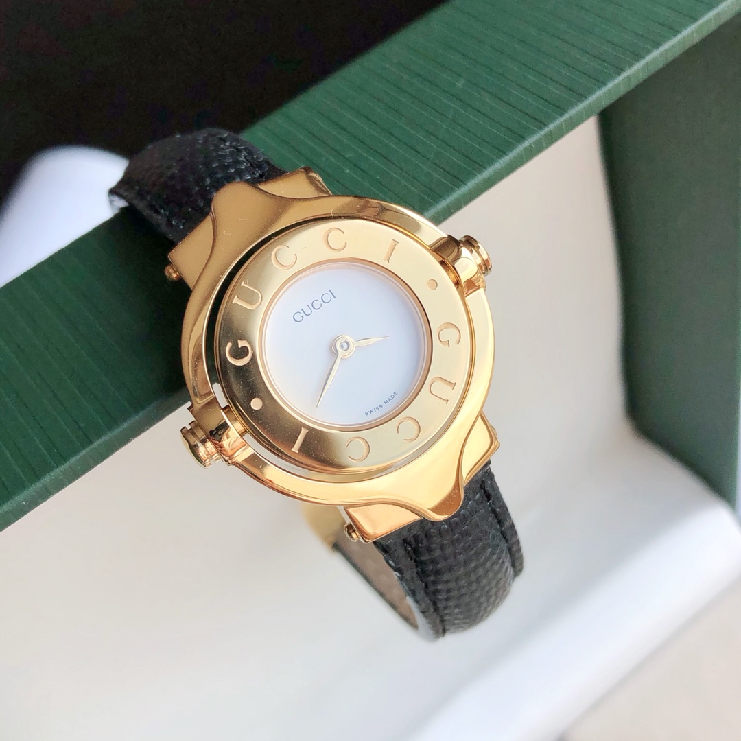 NO:944719,Batch: Time follows your heart - Gucci vintage women's watch  The retro trend has been very popular in recent years, and both clothing, shoes and watches are particularly popular. This vintage series of Gucci women's watches have been sold out in various second-hand stores in Osaka, Japan. The popularity can be imagined, so I started to collect early lizard skins and some accessories. It took more than a year to assemble the watch. You can imagine the difficulty. The biggest highlight of this watch is that one side of it is  The other side of the watch can be used as a bracelet, and both sides can be flipped and worn. Both sides are eye-catching. The seemingly simple style also exudes charming charm, just like a very expensive and elegant antique, recording classics and years. Compared with those popular models that are hard to buy, retro is definitely your first choice. You don’t have to worry about bumping the style when you take it out. Girls who like retro style must buy it. It will be difficult to find a buyer to buy this watch in the future!  Don't miss it!  Note that we are pairing it with an early original Gucci green watch box, not the current white box, so you don’t have to worry about giving it as a gift!  ,,gucci,bracelet19860909批:时光随心—— Gucci vintage女表 这几年复古风吹的好大,无论是服装鞋子还是手表都特别受欢迎.而这款vintage系列的Gucci女表已经在日本大阪各个中古店全部卖断货,火爆程度可想而知,所以开始到处收罗早期的蜥蜴皮,和一些配件花了一年多的时间才把成表装出来,难度可想而知.这款手表最大的亮点就是它一面是手表,另外一面可以做手镯,两面可以翻转佩戴,双面都很吸睛,看似简单的款式却也散发着迷人的魅力,就像一个好贵而淡雅的古董,记录着经典与岁月.比起那些挤破头也买不到的爆款,复古绝对是你的首选,完全不用担心带出去会撞款,喜欢复古风的姑娘们一定要入,以后找买手都很难买到这款啦！不要错过！注意我们搭配的是早期的原厂Gucci绿色表盒,不是当下的白色盒,送礼完全不用担心哒！,,gucci,bracelet,Watch