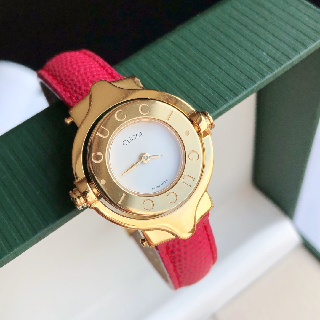 NO:944754,Batch: Time follows your heart - Gucci vintage women's watch  The retro trend has been very popular in recent years, and both clothing, shoes and watches are particularly popular. This vintage series of Gucci women's watches have been sold out in various second-hand stores in Osaka, Japan. The popularity can be imagined, so I started to collect early lizard skins and some accessories. It took more than a year to assemble the watch. You can imagine the difficulty. The biggest highlight of this watch is that one side of it is  The other side of the watch can be used as a bracelet, and both sides can be flipped and worn. Both sides are eye-catching. The seemingly simple style also exudes charming charm, just like a very expensive and elegant antique, recording classics and years. Compared with those popular models that are hard to buy, retro is definitely your first choice. You don’t have to worry about bumping the style when you take it out. Girls who like retro style must buy it. It will be difficult to find a buyer to buy this watch in the future!  Don't miss it!  Note that we are pairing it with an early original Gucci green watch box, not the current white box, so you don’t have to worry about giving it as a gift!  ,,gucci,bracelet19860909批: 时光随心—— Gucci vintage女表 这几年复古风吹的好大,无论是服装鞋子还是手表都特别受欢迎.而这款vintage系列的Gucci女表已经在日本大阪各个中古店全部卖断货,火爆程度可想而知,所以开始到处收罗早期的蜥蜴皮,和一些配件花了一年多的时间才把成表装出来,难度可想而知.这款手表最大的亮点就是它一面是手表,另外一面可以做手镯,两面可以翻转佩戴,双面都很吸睛,看似简单的款式却也散发着迷人的魅力,就像一个好贵而淡雅的古董,记录着经典与岁月.比起那些挤破头也买不到的爆款,复古绝对是你的首选,完全不用担心带出去会撞款,喜欢复古风的姑娘们一定要入,以后找买手都很难买到这款啦！不要错过！注意我们搭配的是早期的原厂Gucci绿色表盒,不是当下的白色盒,送礼完全不用担心哒！,,gucci,bracelet,Watch