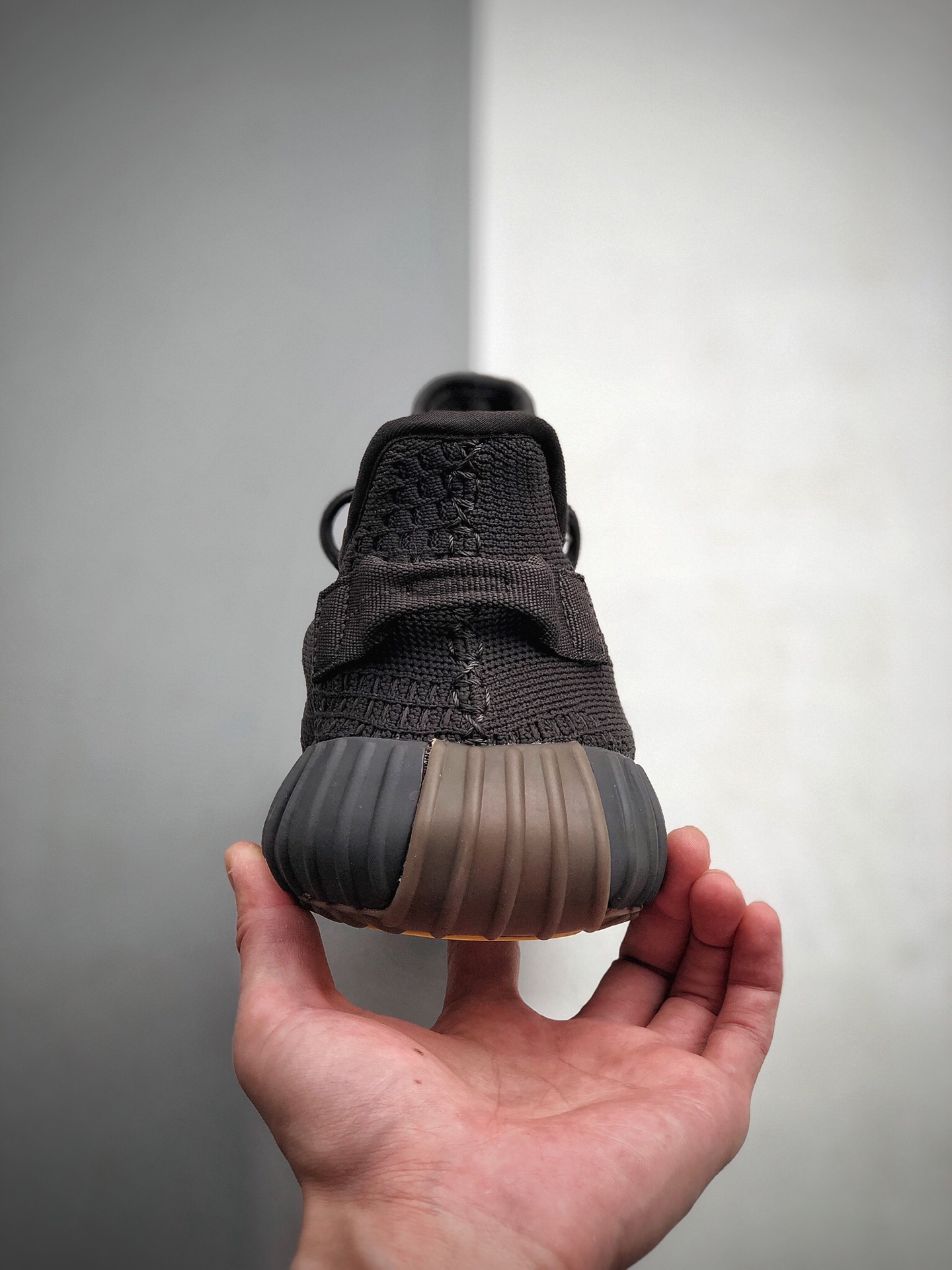 150 Adidas Yeezy Boost 350 V2“ Cinder””Cinder” 黑生胶2.0 矿/碳黑 百搭轻便椰子爆米花中底休闲运动慢跑鞋 货号：FY2903