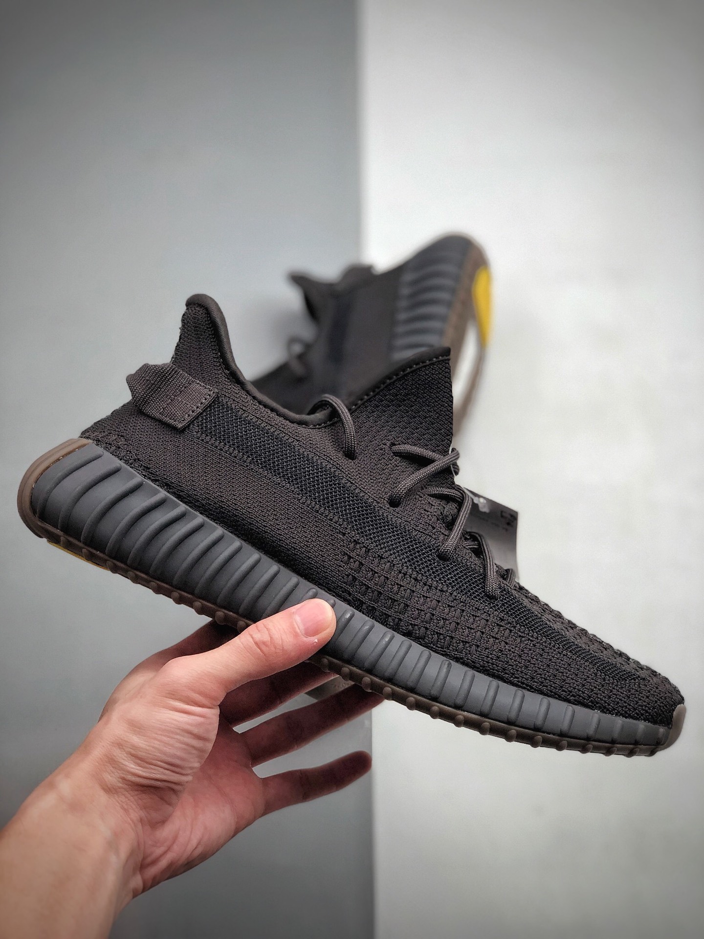 150 Adidas Yeezy Boost 350 V2“ Cinder””Cinder” 黑生胶2.0 矿/碳黑 百搭轻便椰子爆米花中底休闲运动慢跑鞋 货号：FY2903