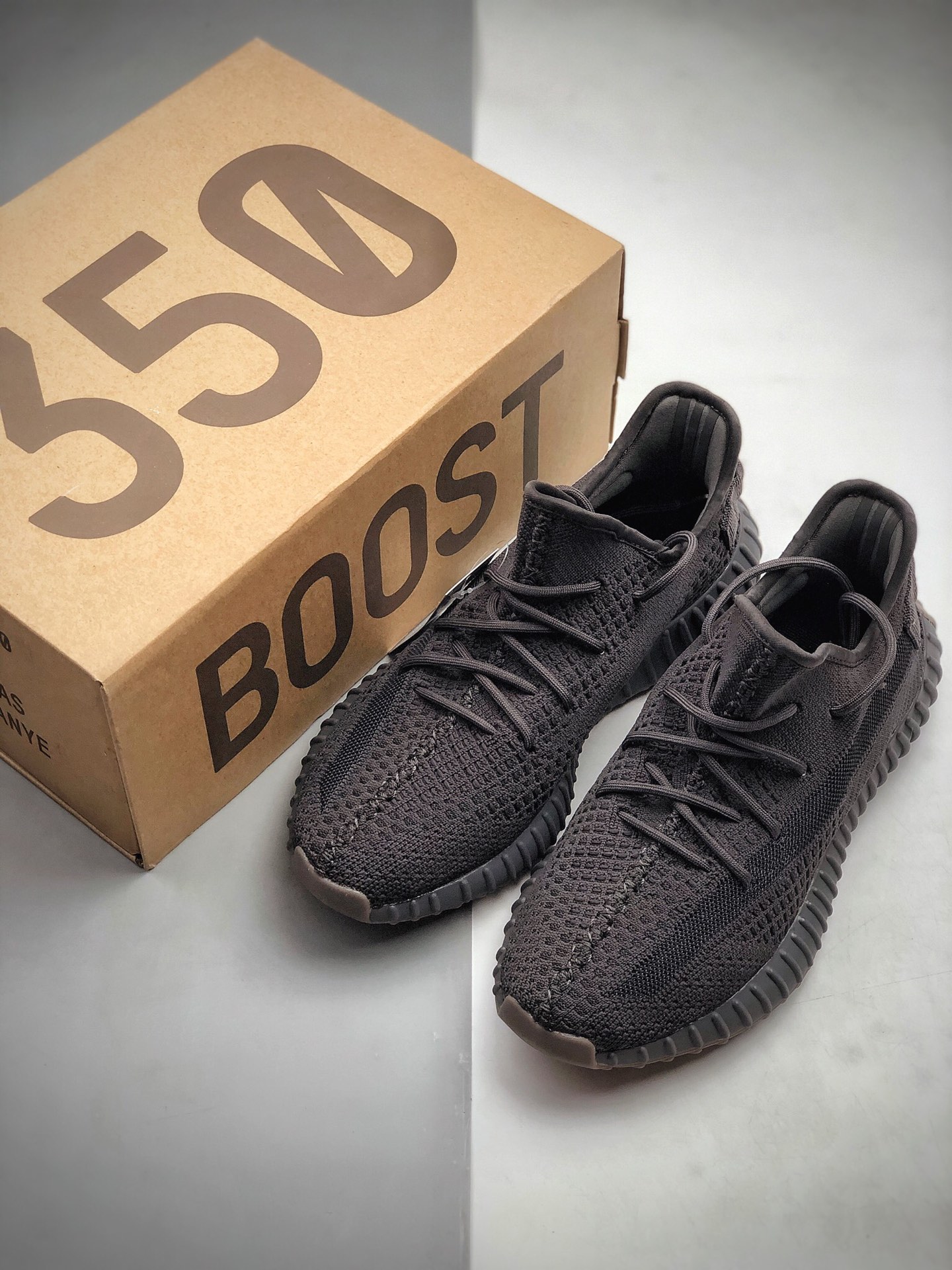 150 Adidas Yeezy Boost 350 V2“ Cinder””Cinder” 黑生胶2.0 矿/碳黑 百搭轻便椰子爆米花中底休闲运动慢跑鞋 货号：FY2903