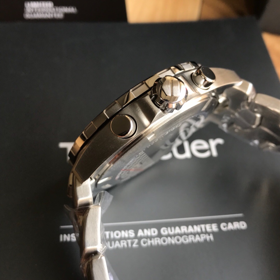 批:750原盒:50 新款硬货，Original Tagheuer,泰格豪雅F1系列 塞纳纪念石英计时表，专柜1万+。 ~43mm表径，蓝宝石镜面，超强夜光指针，原装机芯，支持拆机验货，硬汉风格，超高难度精钢拉丝表带工艺无法仿制，一表一码配吊牌，专柜同步！全新全套出[色][色][色]