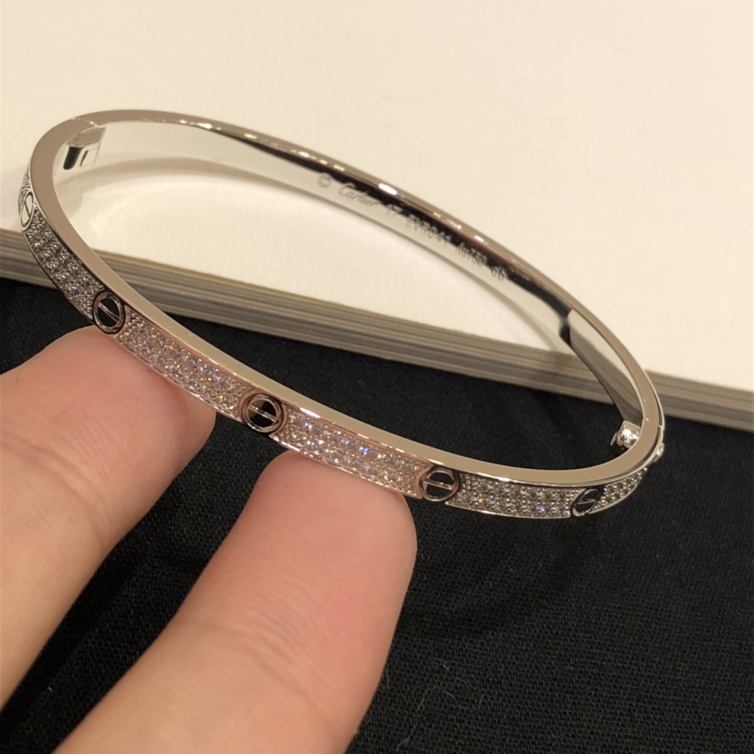 NO:754785,88400, Cartier narrow version of the baby's breath bracelet in silver. Wear it stacked or alone. It's really beautiful. Real gold and diamonds, more than 10W. Customized gold-plated copper with zircons. The stones are all made of the best, very white and transparent. Only two colors are made, rose gold, silver size (16-17-18). With packaging, Cartier, bracelet, gold plating, Cartier high-end jewelry1986090988400,Cartier窄版满天星手镯手环银色 叠戴或者单戴,真的太美了 z真金真钻,10多W 定制白铜镀金镶嵌锆石,石头都是用最好的,很白透 只做了两个颜色,玫瑰金,银色 size(16-17-18） 带包装,,cartier,bracelet,gold plating,卡迪亚高端饰品,Jewelry