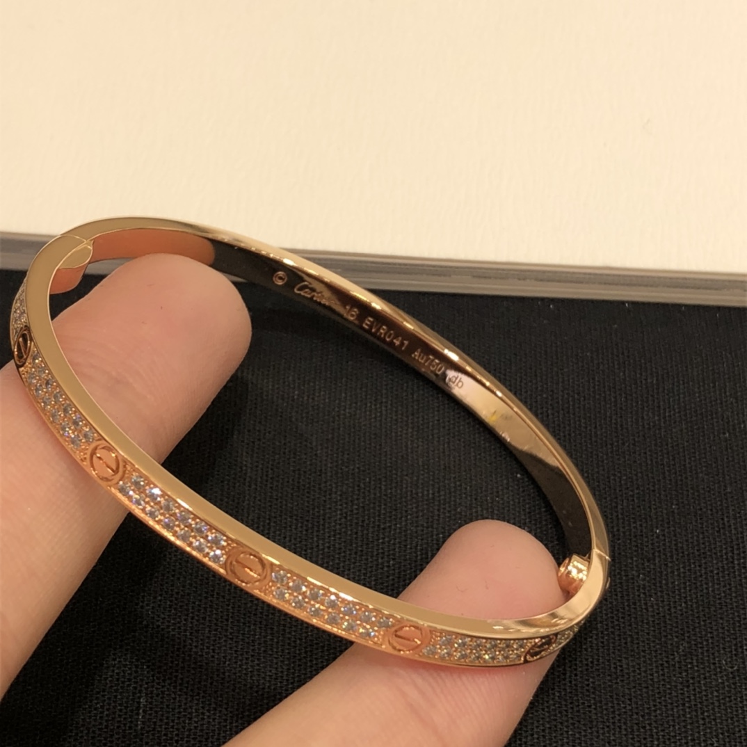 NO:754787,88400, Cartier narrow version of the baby's breath bracelet in rose gold. Wear it stacked or alone. It's really beautiful. Real gold and diamonds, more than 10W. Customized gold-plated copper inlaid with zircon. The stones are all made of the best, very white and transparent. Only two colors are made, rose gold and silver size (16-17-18). With packaging, Cartier, bracelet, gold plating, Cartier high-end jewelry1986090988400,Cartier窄版满天星手镯手环玫瑰金 叠戴或者单戴,真的太美了 z真金真钻,10多W 定制白铜镀金镶嵌锆石,石头都是用最好的,很白透 只做了两个颜色,玫瑰金,银色 size(16-17-18） 带包装,,cartier,bracelet,gold plating,卡迪亚高端饰品,Jewelry