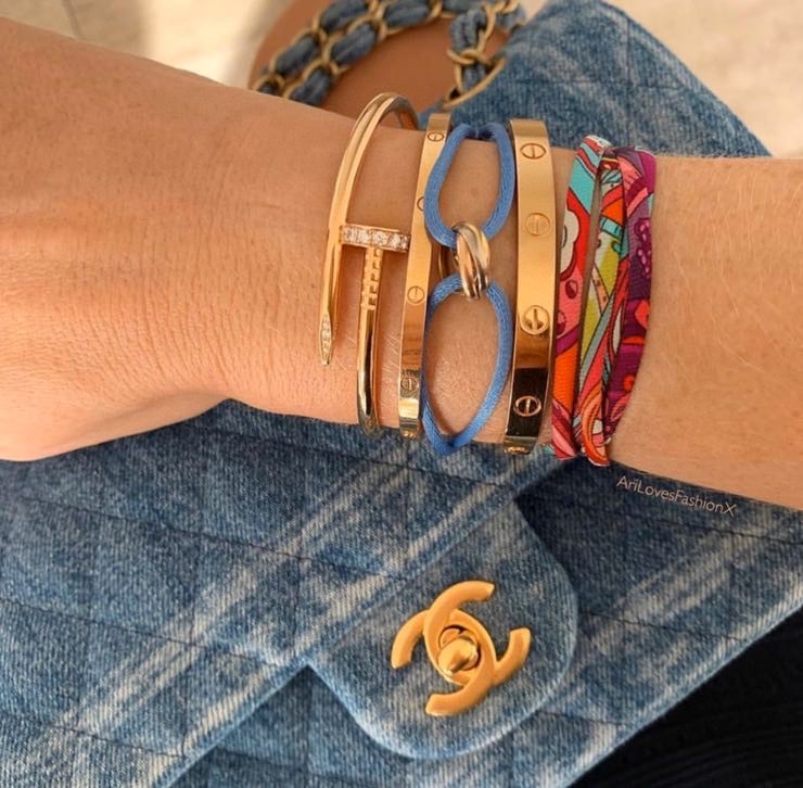 NO:754784,Wearing picture of wide half-diamond nail bracelet, a must-have item for aristocratic fashionistas, bracelet, Cartier high-end jewelry19860909宽版半钻钉子手镯佩戴图 贵族时髦达人必备单品,,bracelet,卡迪亚高端饰品,Jewelry