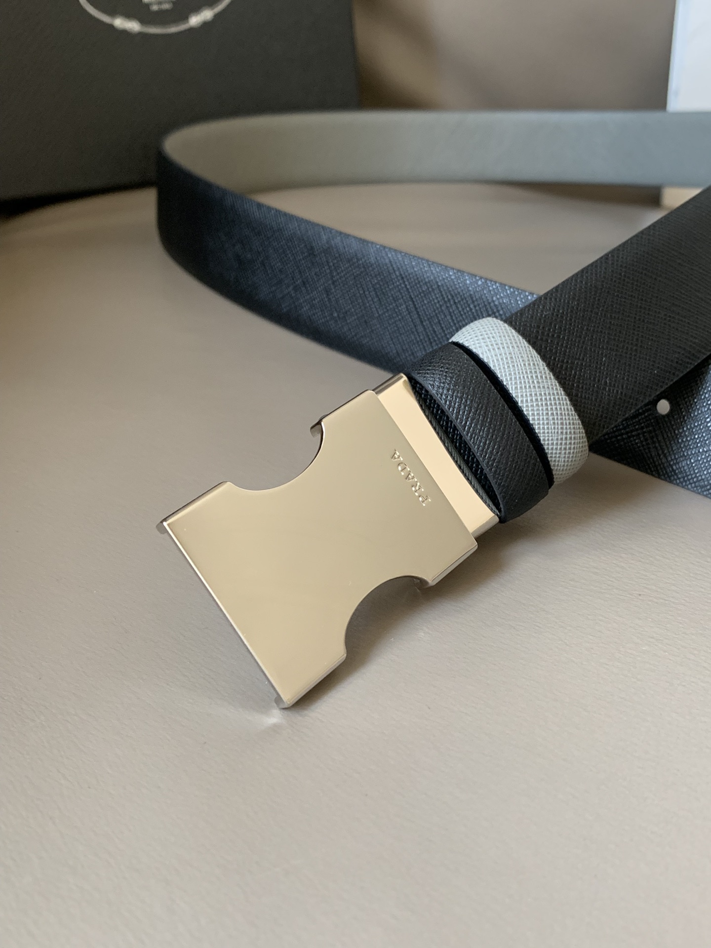 [Prada Belts]PRADA Prada counter new casual double-sided belt. This Saffiano b