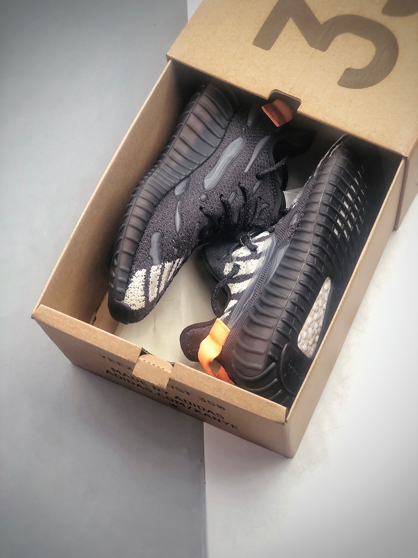 340  Adidas Yeezy Boost 350V3天使夜光黑白橘款式 夜光3M天使系列 货号：FC9213