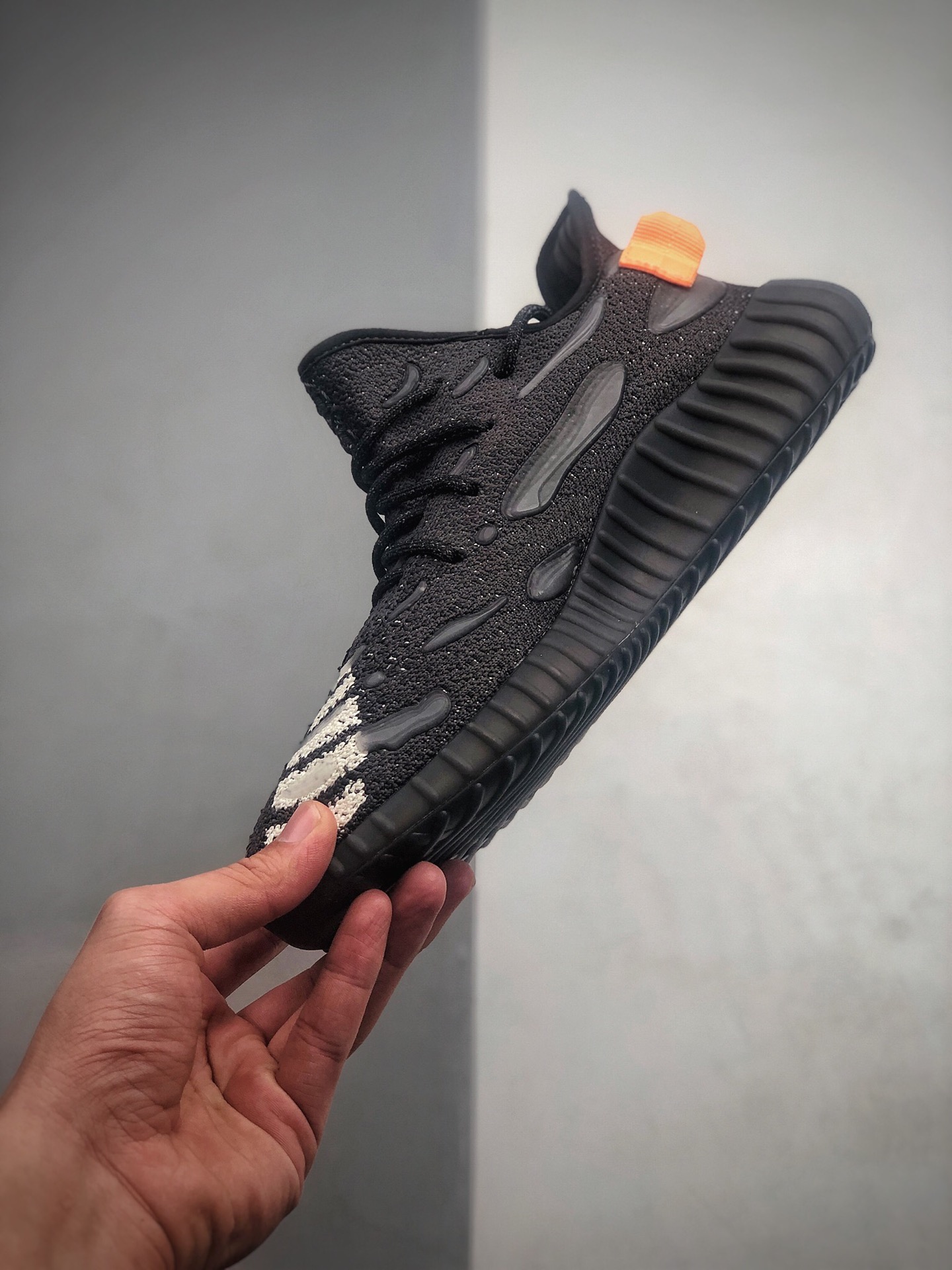 340  Adidas Yeezy Boost 350V3天使夜光黑白橘款式 夜光3M天使系列 货号：FC9213