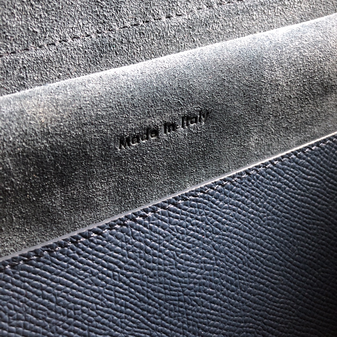 鲶鱼包，宝石蓝手掌纹，女王手袋BELT手袋鲶鱼包可拆卸肩带，可肩背。翻盖下为拉链闭合。后外部拉链口袋。磨