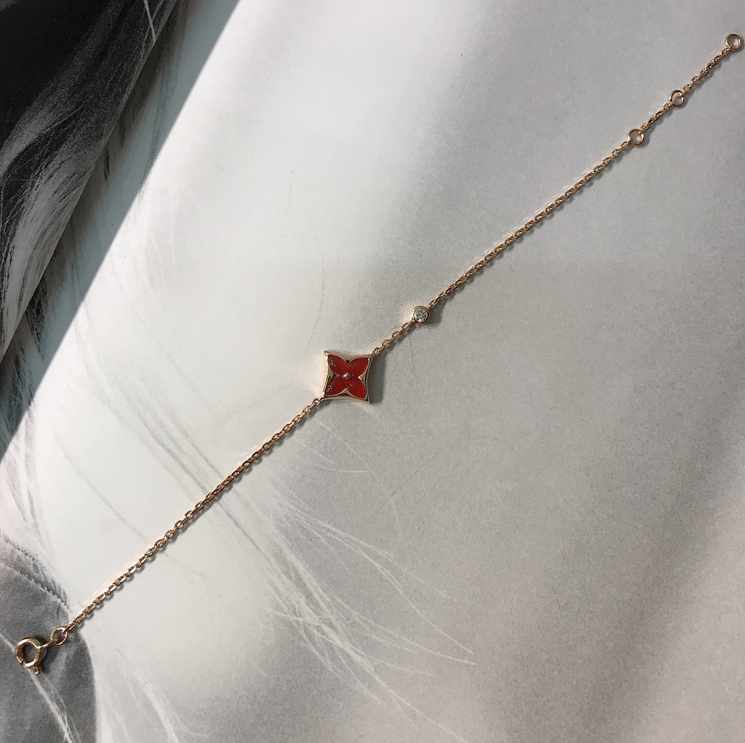 NO:634267,LV carnelian bracelet k red. The key point is that the stone is very full and has a very concave and convex amplitude to the petals. The details are very well done. 88230,,bracelet,Cardia high-end jewelry19860909LV 红玉髓手链 k红 重点是车石很饱满 很有花瓣的凹凸幅度的 细节做的非常到位 88230,,bracelet,卡迪亚高端饰品,Jewelry