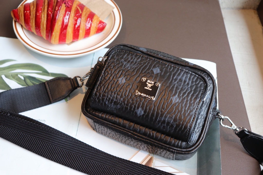 Top quality camera bag with double layers, same style as Zhao Liying's. Suitable for both men and women, can be worn in three different ways. A must-have for girls, with two compartments and large capacity. Available in black and yellow. Small size: 22*15*8cm, mini size: 17*12*7cm. image 1