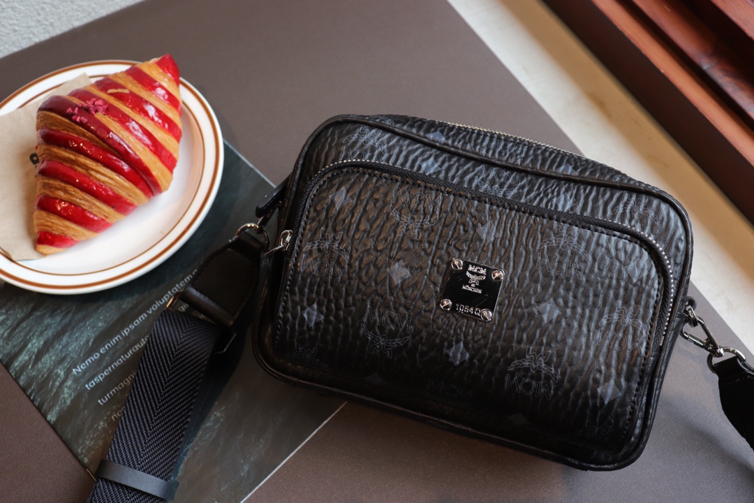 Top quality camera bag with double layers, same style as Zhao Liying's camera bag. Suitable for both men and women, can be worn in three different ways. A must-have bag for girls, with two compartments and large capacity. Available in black and yellow. Small size: 22*15*8cm, mini size: 17*12*7cm. Mini size, small size. image 1