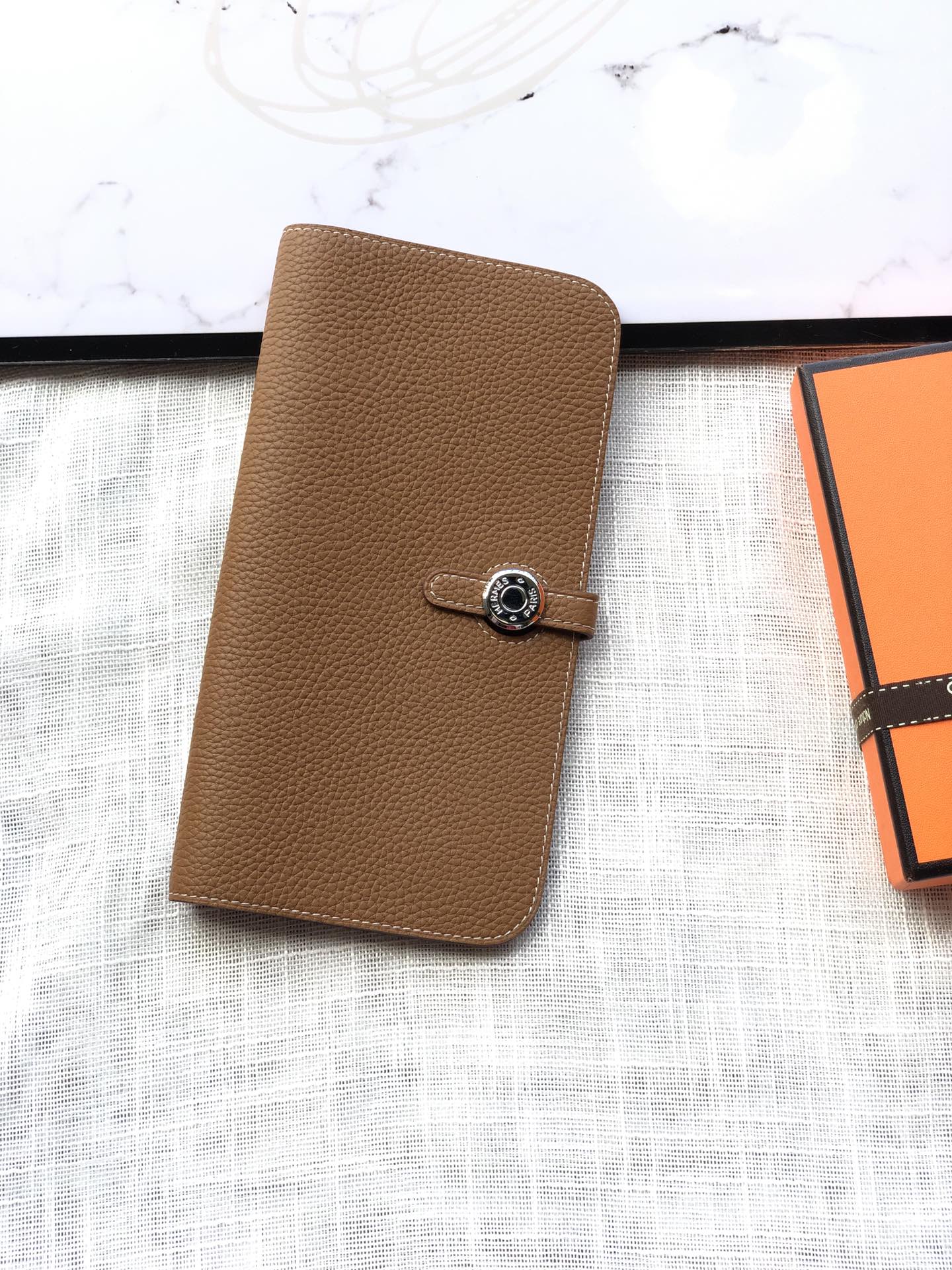 NO:894922,Dogon narrow version with zipper at the back togo ready stock size20.5/11 golden brown, H wallet, wallets19860909Dogon 窄版 后面带拉链款 togo 现货 size20.5/11 金棕,H 钱包,wallets,欧美剧