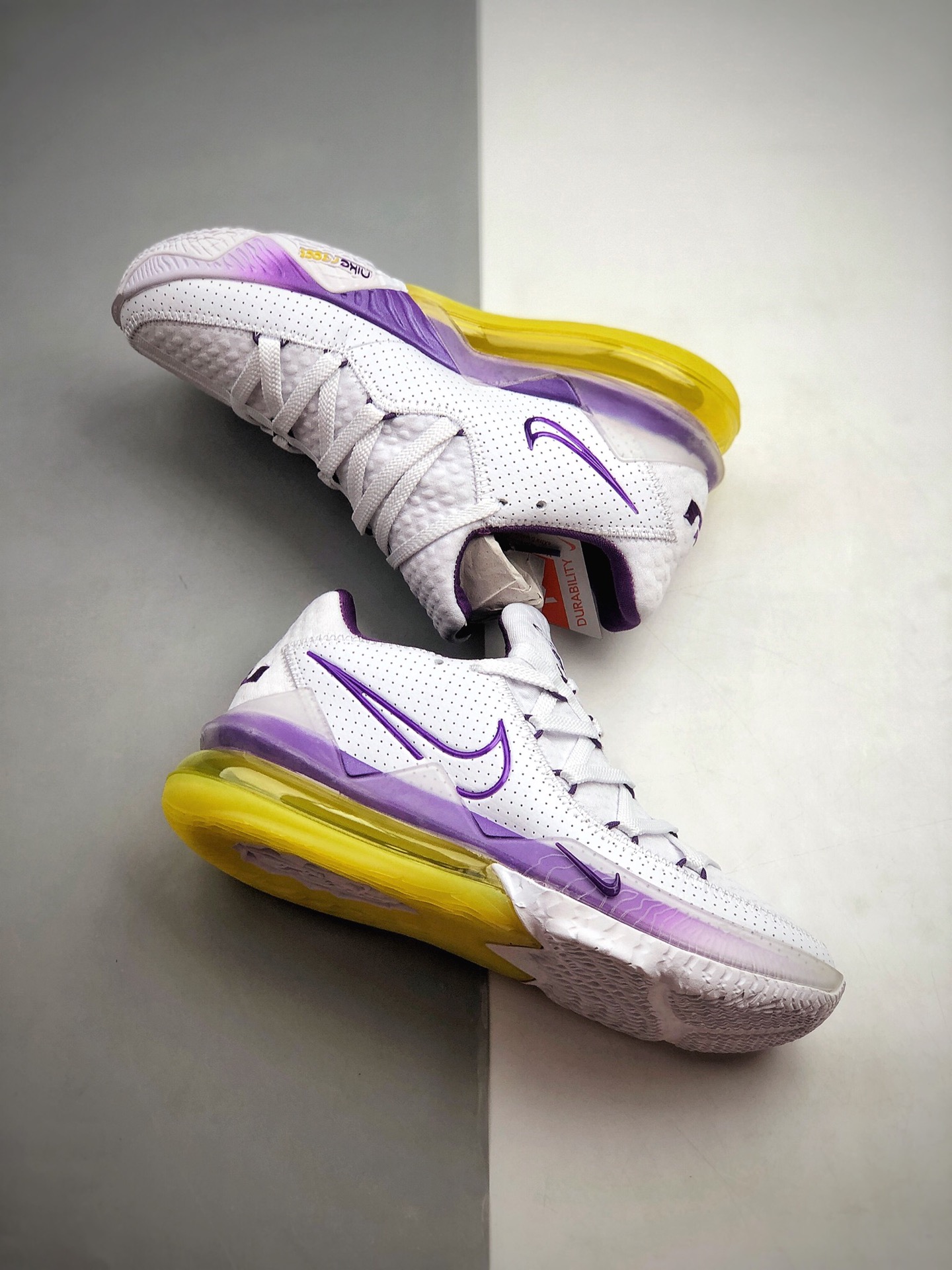250 Nike LeBron 17 Low “Lakers Home” 白紫装扮 CD5007-102