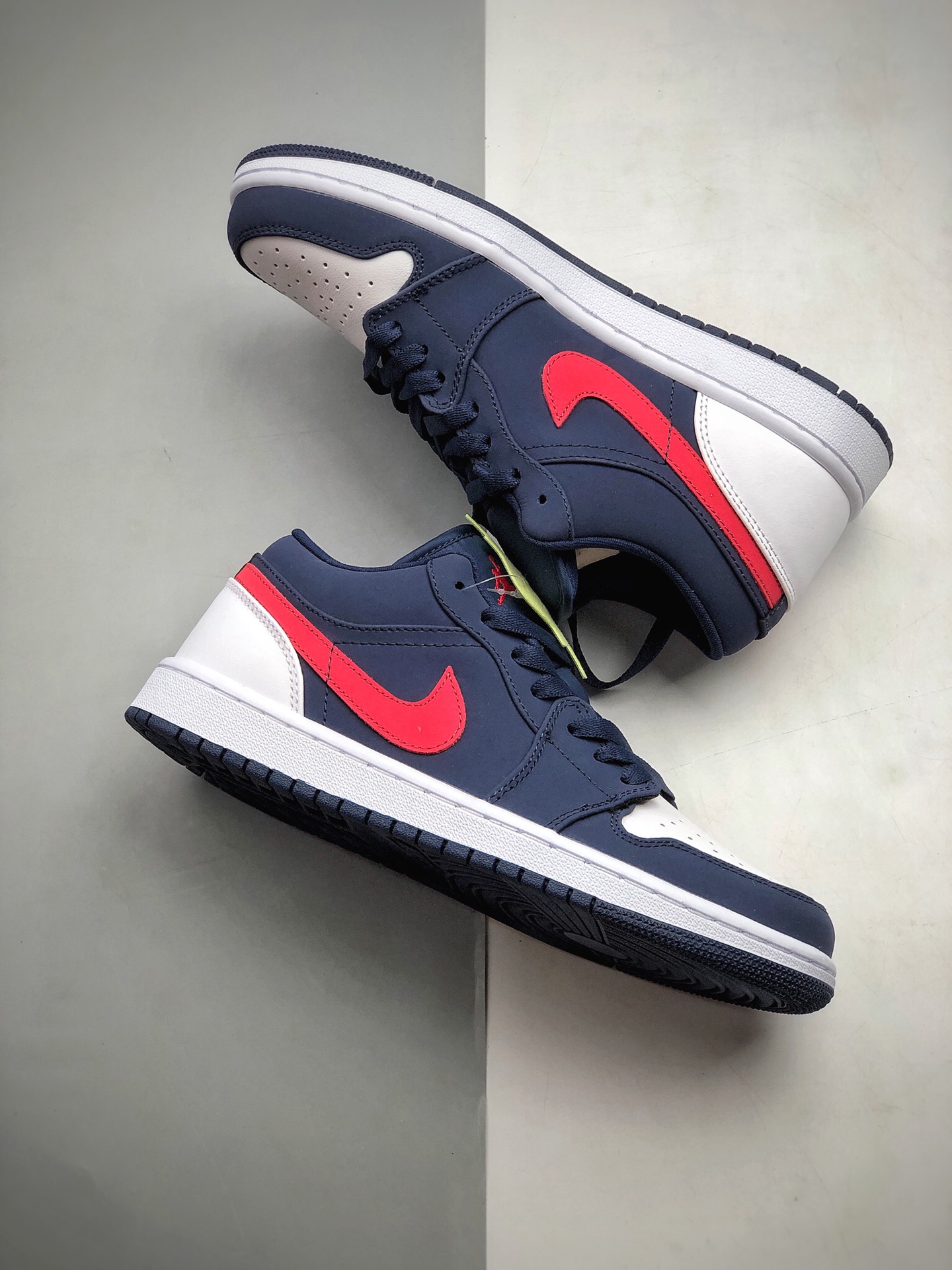 200 全新版本 Air Jordan 1 Low AJ1 乔1头层低帮文化休闲运动板鞋 货号：CZ8454-400