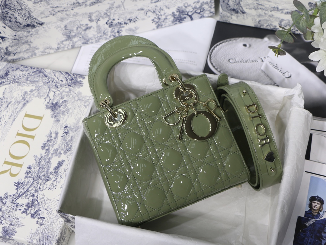 Sac Lady Dior vert avocat en cuir verni avec motif cannage, porté main et bandoulière