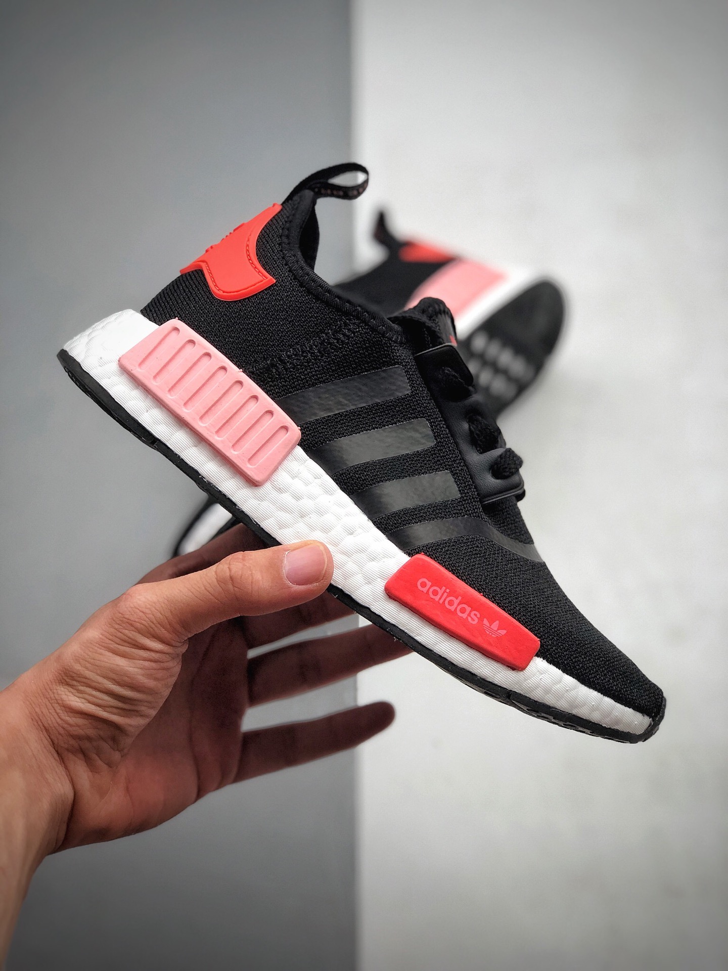 180 Adidas Boost NMD  R1 系列 弹力针鞋织面 原高装弹BOOST颗大粒底EH0206