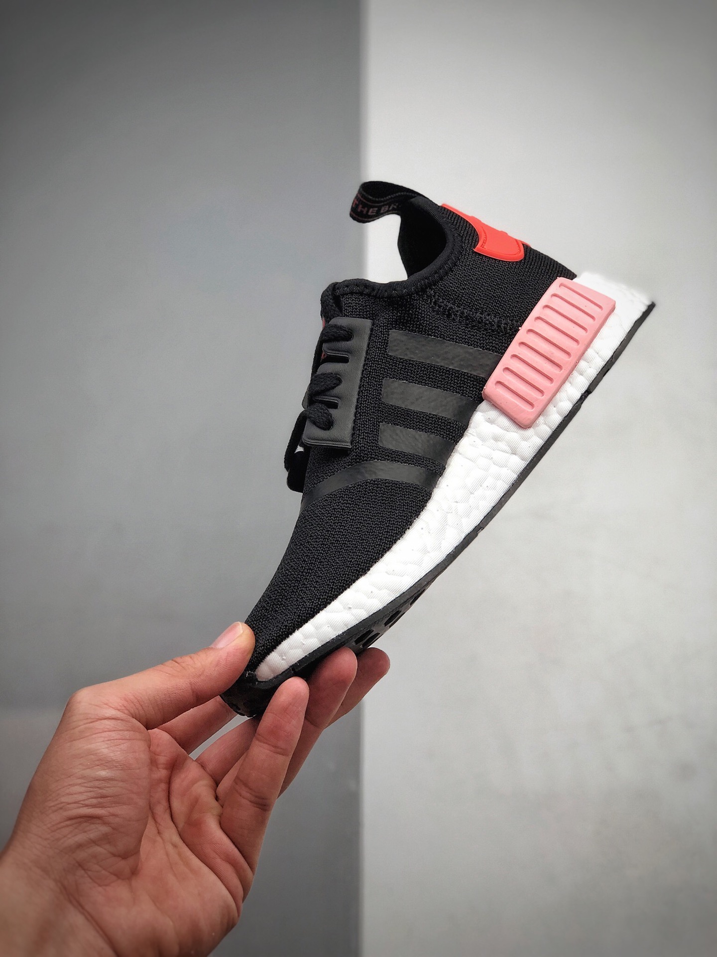 180 Adidas Boost NMD  R1 系列 弹力针鞋织面 原高装弹BOOST颗大粒底EH0206