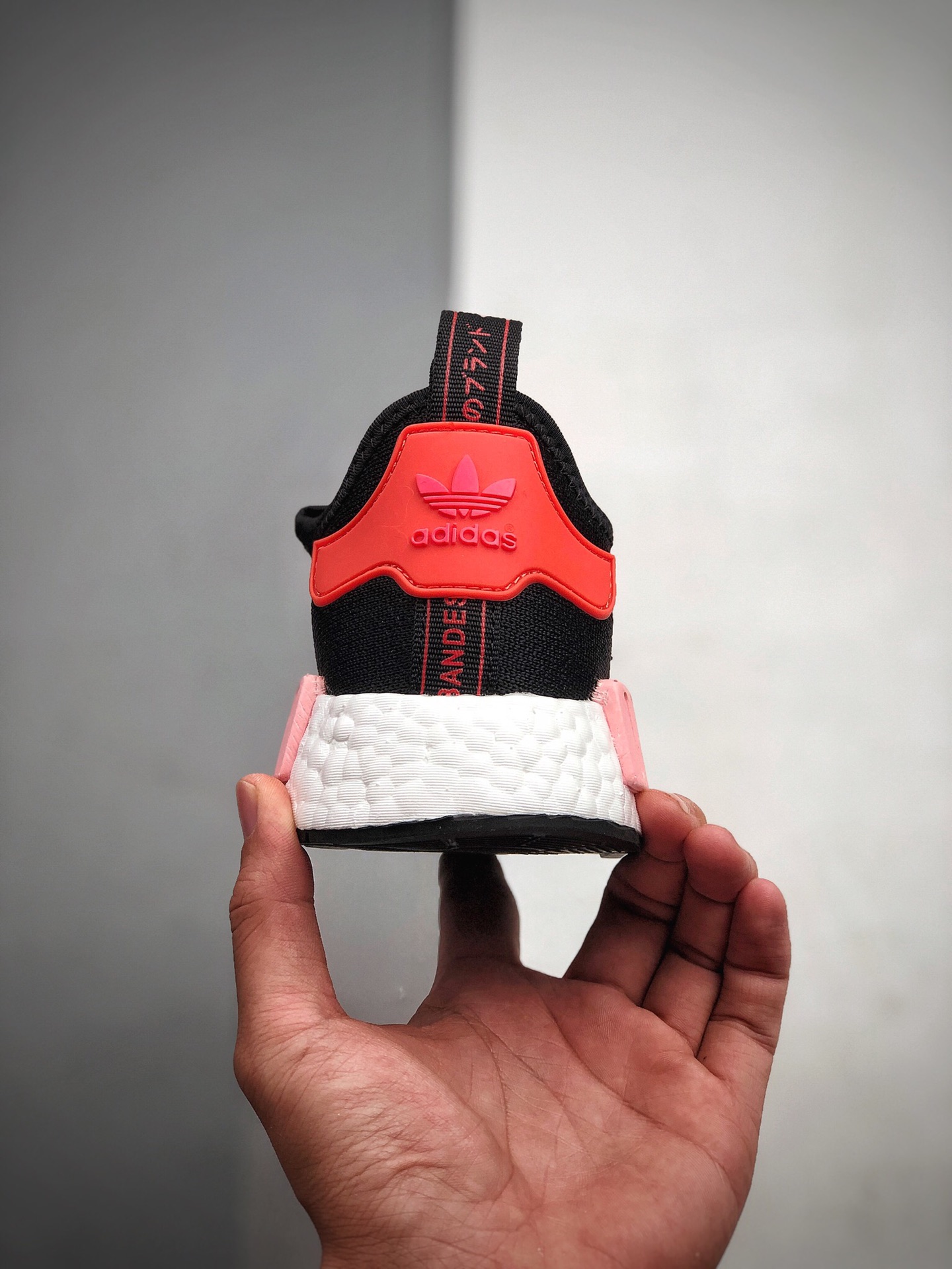 180 Adidas Boost NMD  R1 系列 弹力针鞋织面 原高装弹BOOST颗大粒底EH0206