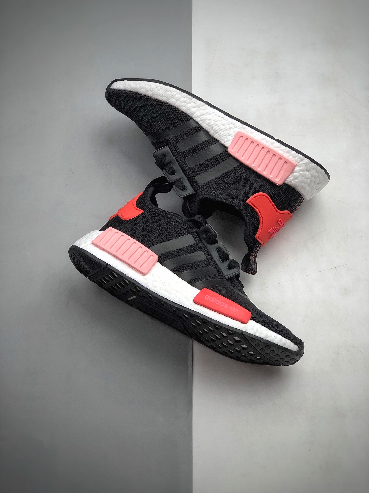 180 Adidas Boost NMD  R1 系列 弹力针鞋织面 原高装弹BOOST颗大粒底EH0206
