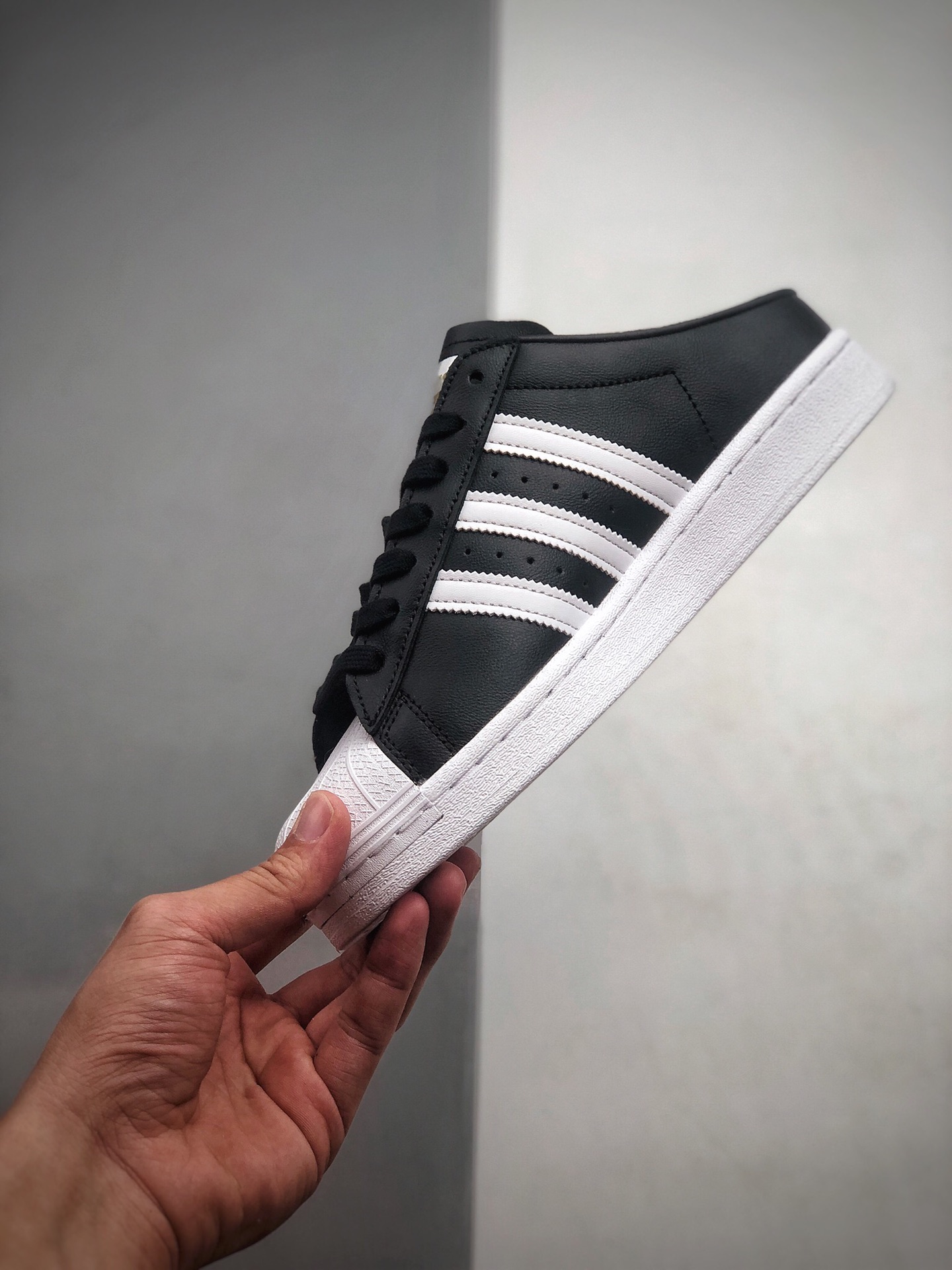 160 阿迪达斯Adidas AD Originals SUPERSTAR W 贝壳头半拖 一脚蹬 懒人鞋  经典百搭休闲运动一脚蹬小白板鞋 FX0528