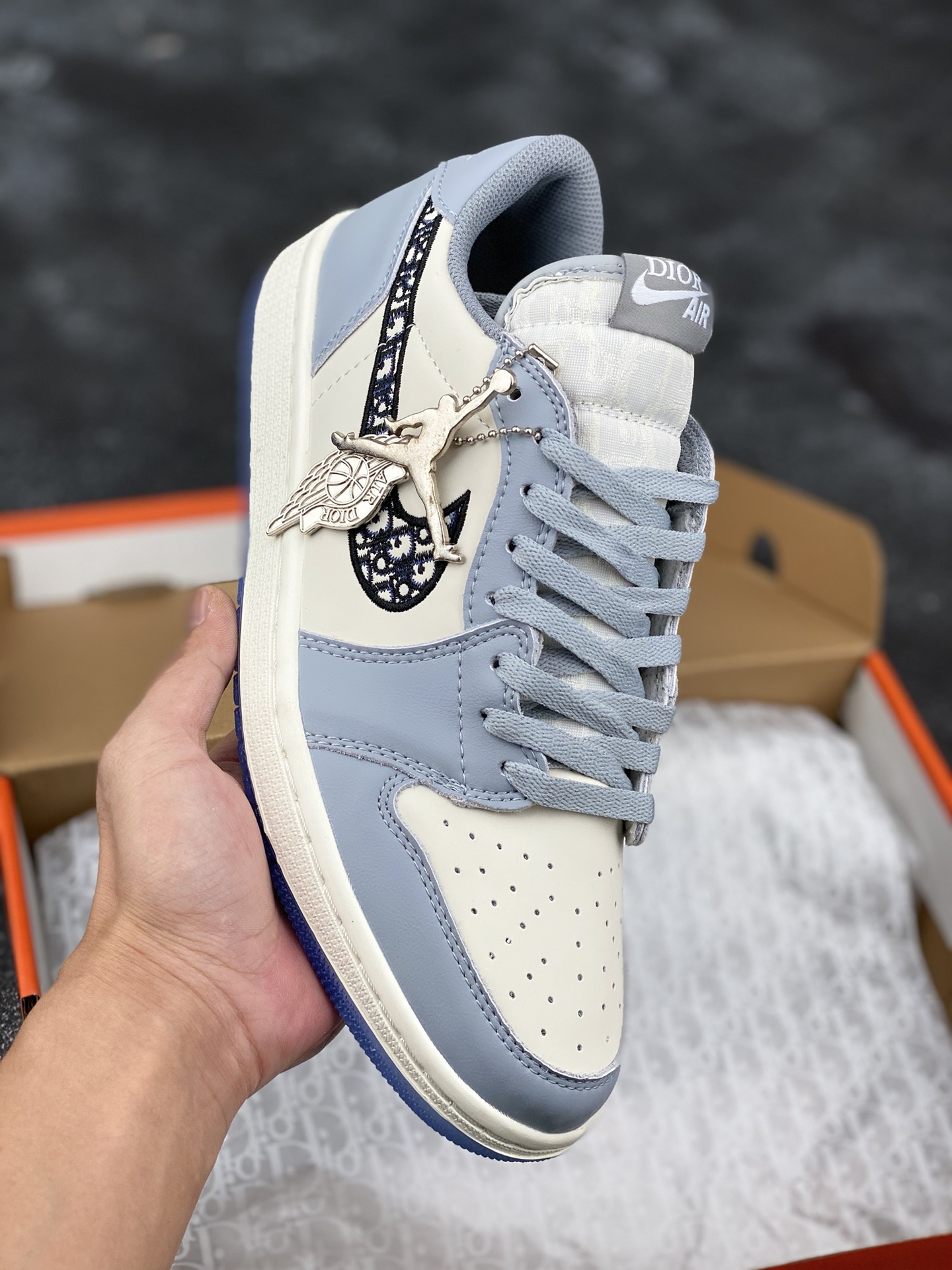 福利特价150 原楦开发版型 Dior X 乔丹 Air Jordan 1 Low 迪奥全新联名aj1 乔1 低帮休闲运动板鞋 内置后掌air Sole气垫 减轻重量 增加贴地感刺绣swoosh 的勾勒点缀营造十分亮眼的视觉效果025xh 货号 Cn8608 002 尺码 36 36 5 37 5 38 38 5 39 40 40 5 41 42