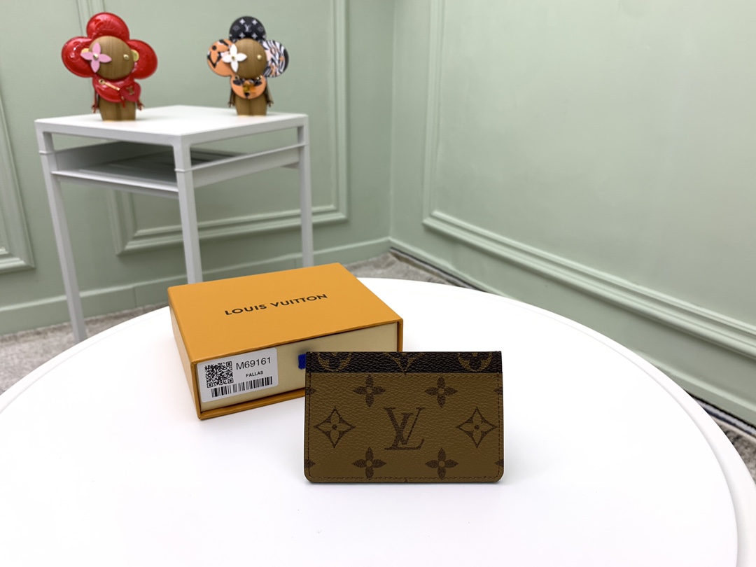 NO:671933,[Top original order] M69161 This card holder is made of Monogram canvas with a simple structure, which can be easily put into your pocket. It has an internal compartment to store credit cards, transportation cards or business cards. Size: 11.0 x 7.0 x 0.5 cm., LV wallet, louis vuitton, wallets19860909【顶级原单】M69161本款卡夹以 Monogram 帆布塑造简约构型,可轻松收入口袋,内设夹层可收纳信用卡、交通卡或名片.尺寸: 11.0 x 7.0 x 0.5 cm .,LV钱包,louis vuitton,wallets,欧美剧