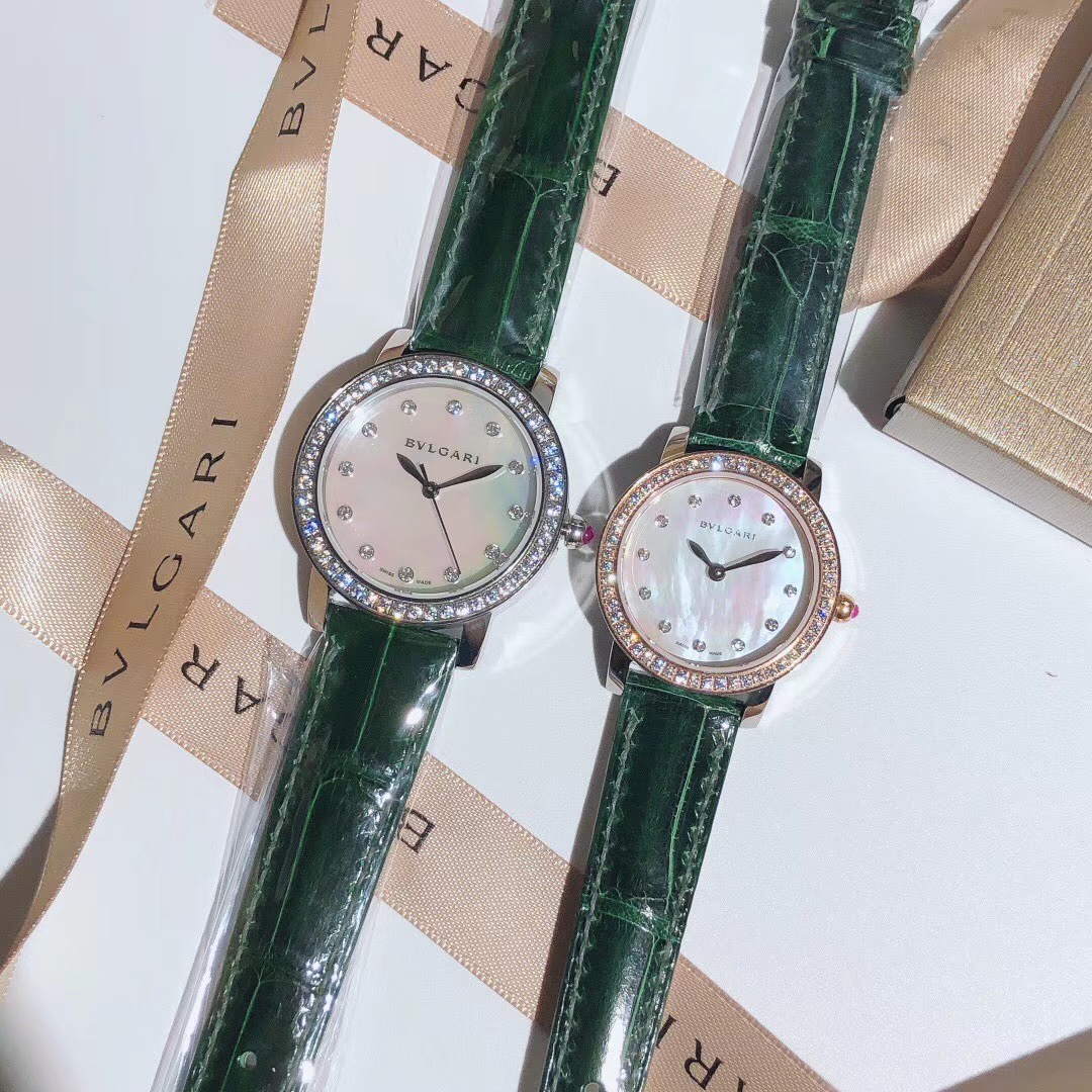 Bvlgari 宝格丽 BVLGARI∙BVLGARI系列 奢华品质 尽显独一无二的魅力 采用高光车蜡线竹节纹鳄鱼皮 由全手工镶钻打造而成（原装细节1：1还原打造 宝格丽标志红宝石把头 表带 刻字 品质感爆表 表盘由于是天然贝壳面 独一无二 每一只都有轻微纹路不同 属于正常现象 不会影响质量和效果）星空表盘更是神秘唯美